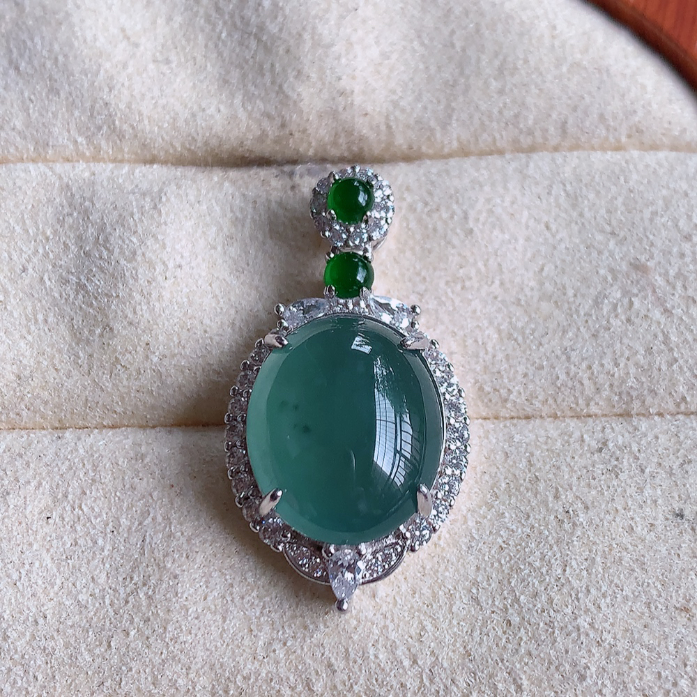 冰晴水蛋面翡翠吊坠，质地细腻，清秀高雅，饱满圆润  款式大方经典，颜色鲜艳，沁人心脾，高质量精品   925银饰镶嵌 W502.8 整体尺寸：27.5-15-9mm   裸石尺寸：14-11.5mm
