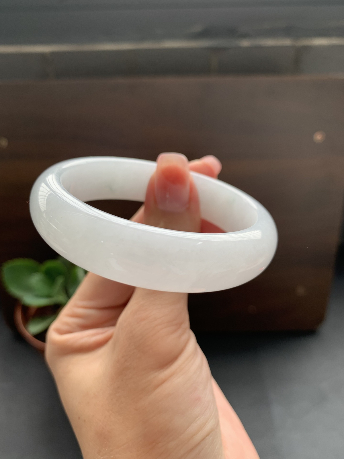 冰细腻白月光手镯，圈口53.8-14-7.4，冰润种水好，经典白月光干净清爽