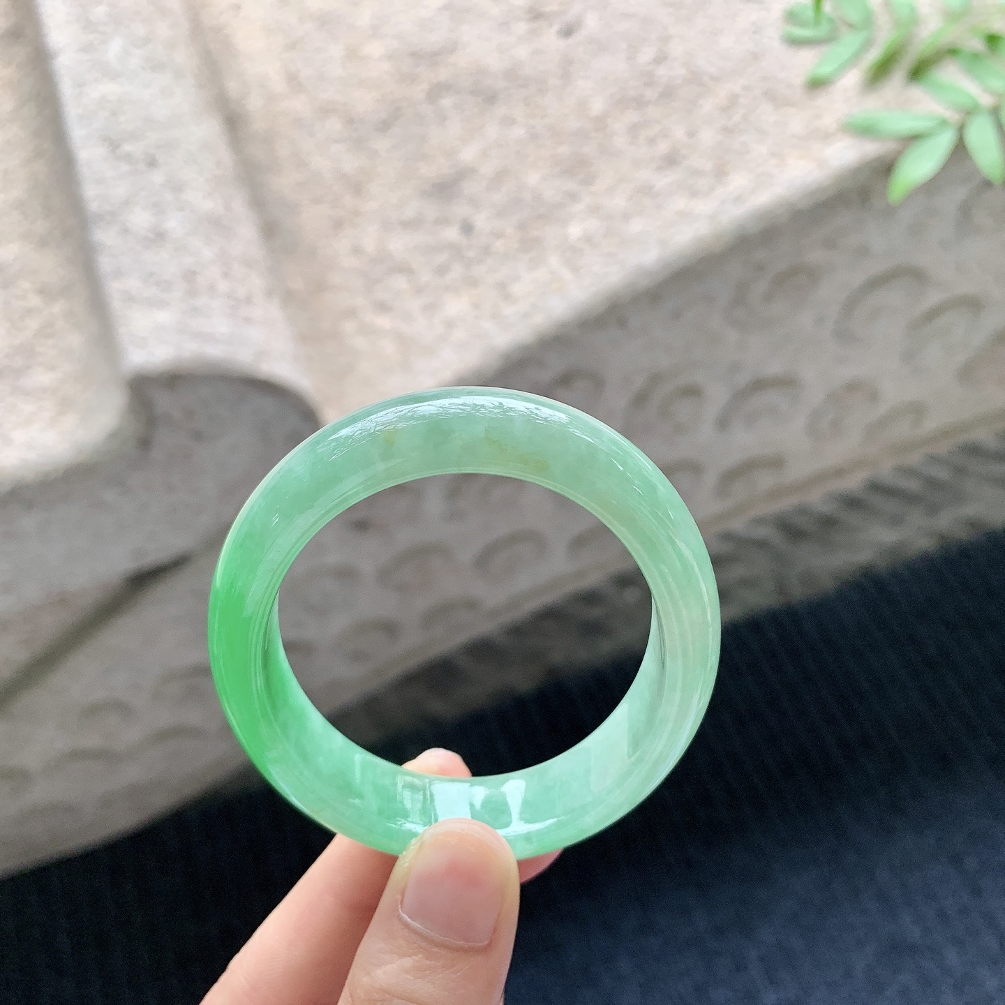 贵妃53 54 【圈口】54/47/13/7.2 【编码】A1041044 【描述】糯冰辣阳绿，水润，种老，细腻，打灯有棉线