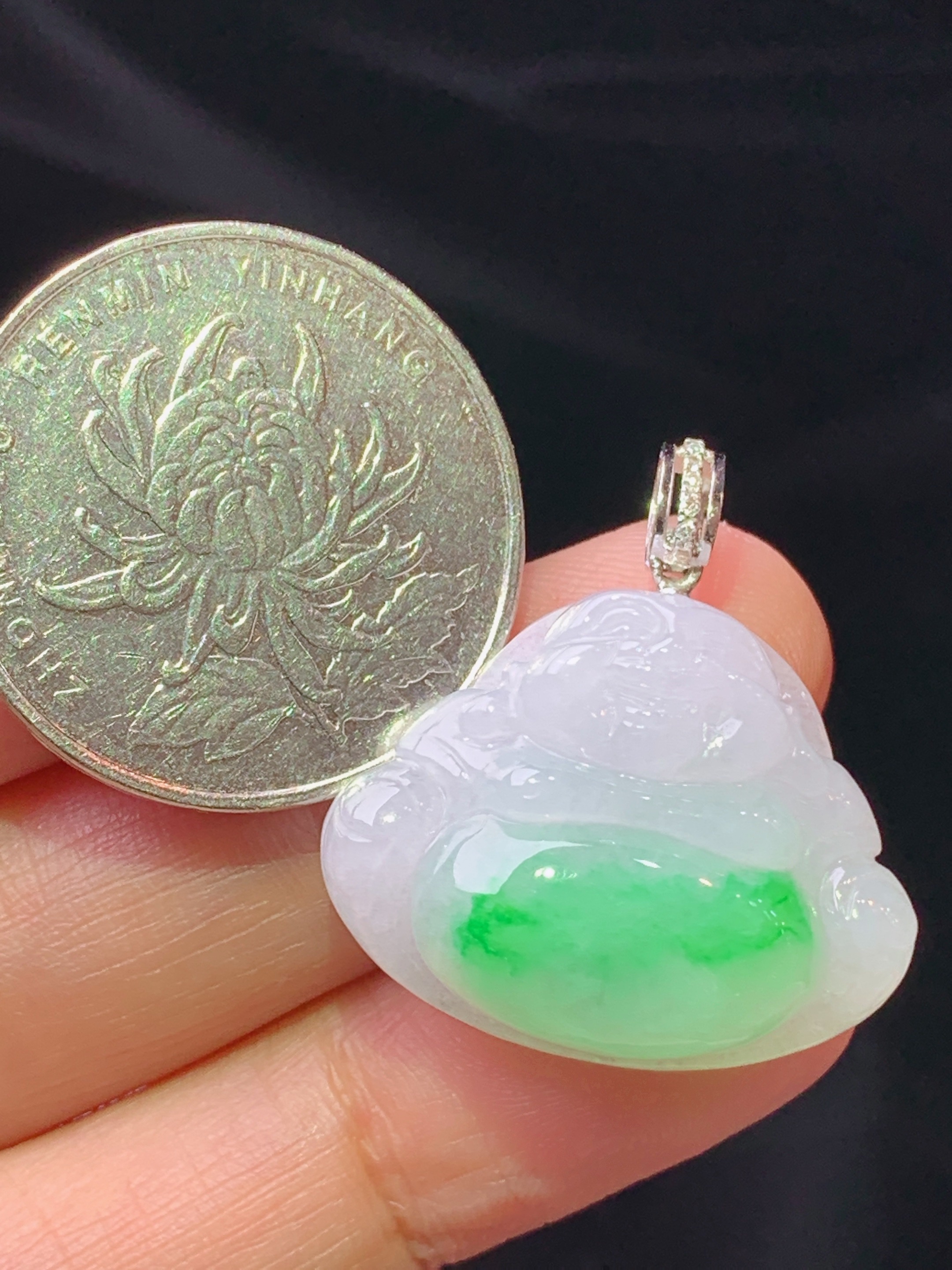 18k金镶嵌飘绿佛公吊坠 玉质细腻 色泽艳丽清新 水润亮眼 整体尺寸26.7*25.3*8.5L4