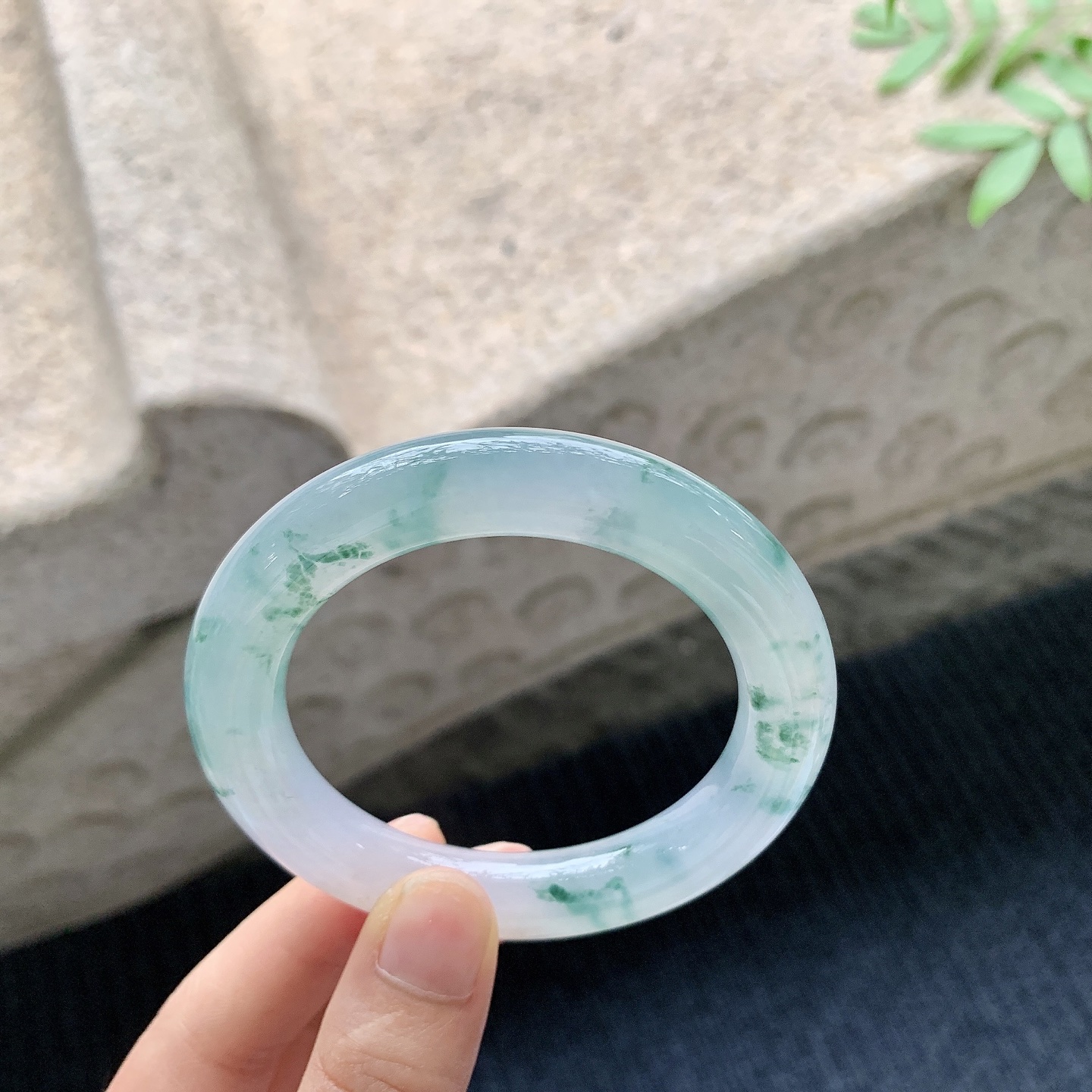 圆条51 52【圈口】52.2/11/11【编码】B2041016【描述】冰糯飘花，水润，种老，细腻，无纹裂