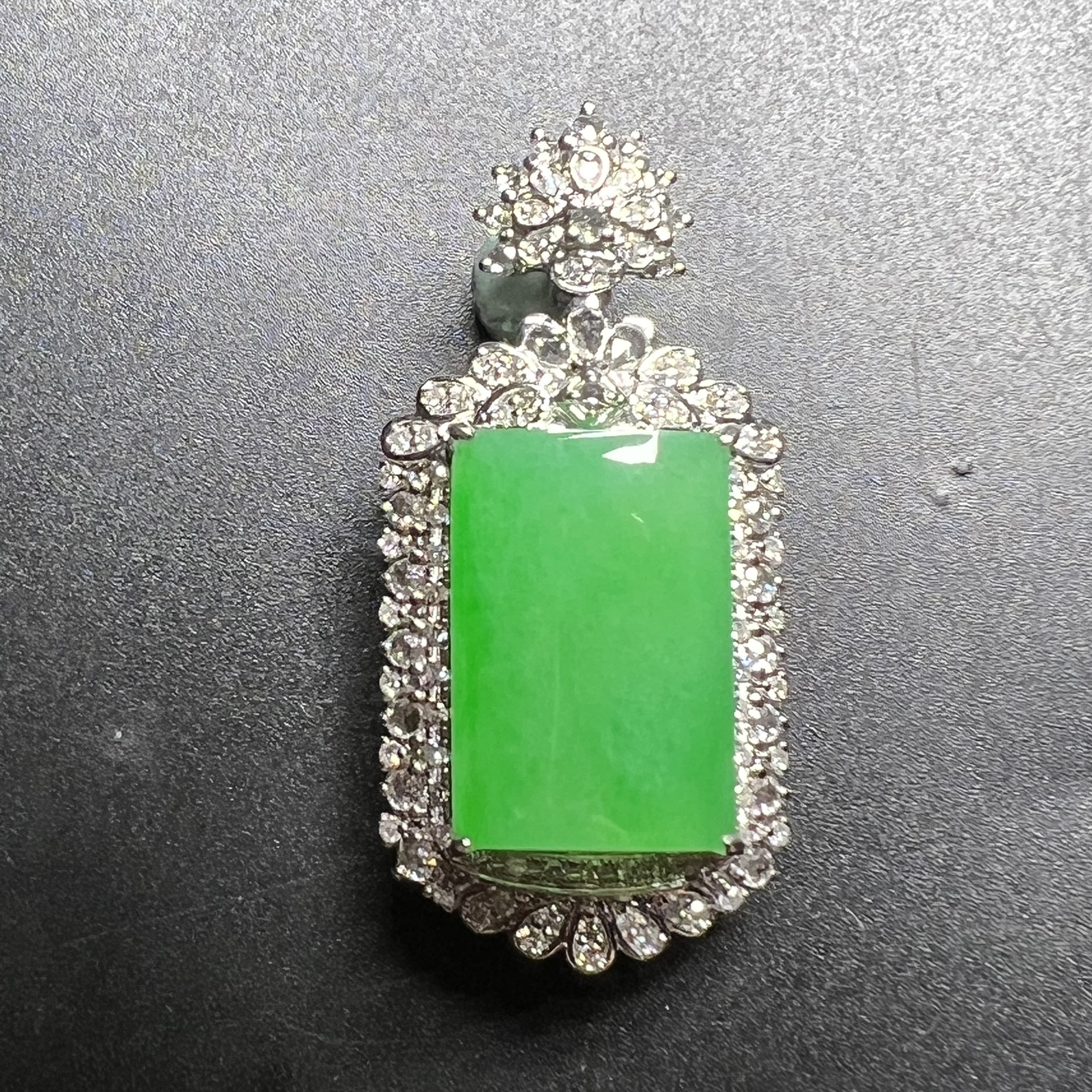 满绿平安无事牌整体尺寸39.6*18.7*12.3 裸石尺寸18.9*13*4