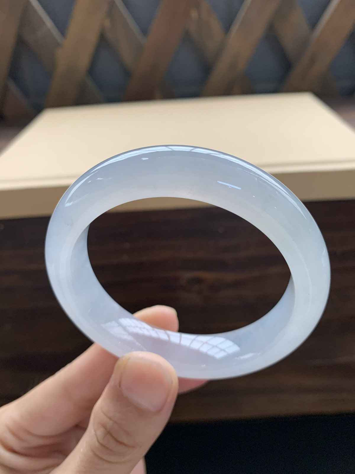 冰种白月光手镯。小手福利价，特别好看，性价比高，冰丝不显。