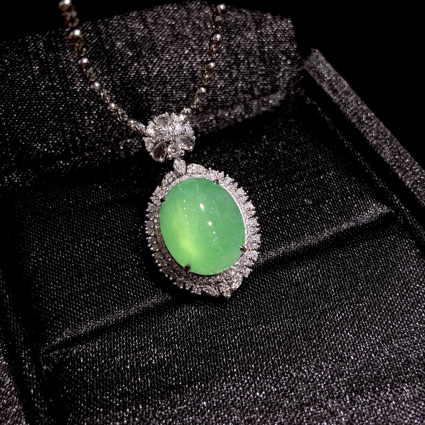 ｜高冰果绿蛋面·

整体尺寸27.6-16-10.8毫米
裸石尺寸13.2-11-5.2毫米