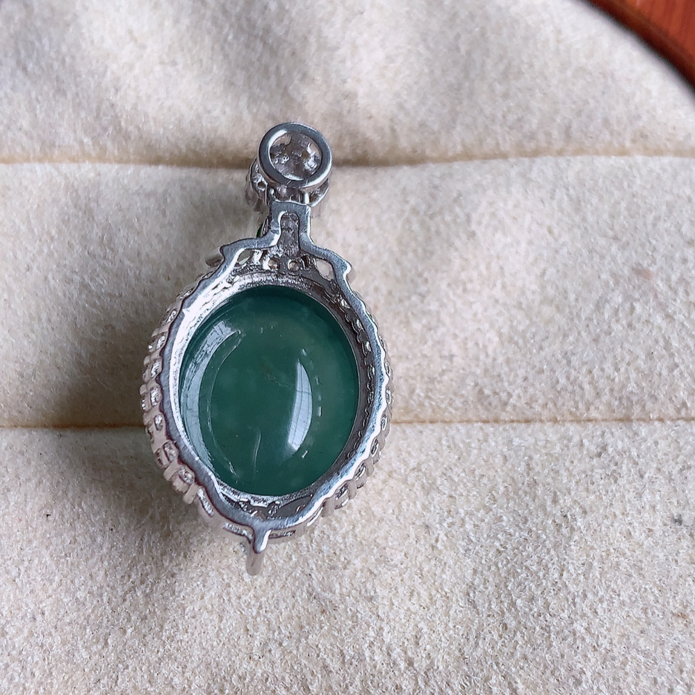 冰晴水蛋面翡翠吊坠，质地细腻，清秀高雅，饱满圆润  款式大方经典，颜色鲜艳，沁人心脾，高质量精品   925银饰镶嵌 W502.8 整体尺寸：27.5-15-9mm   裸石尺寸：14-11.5mm