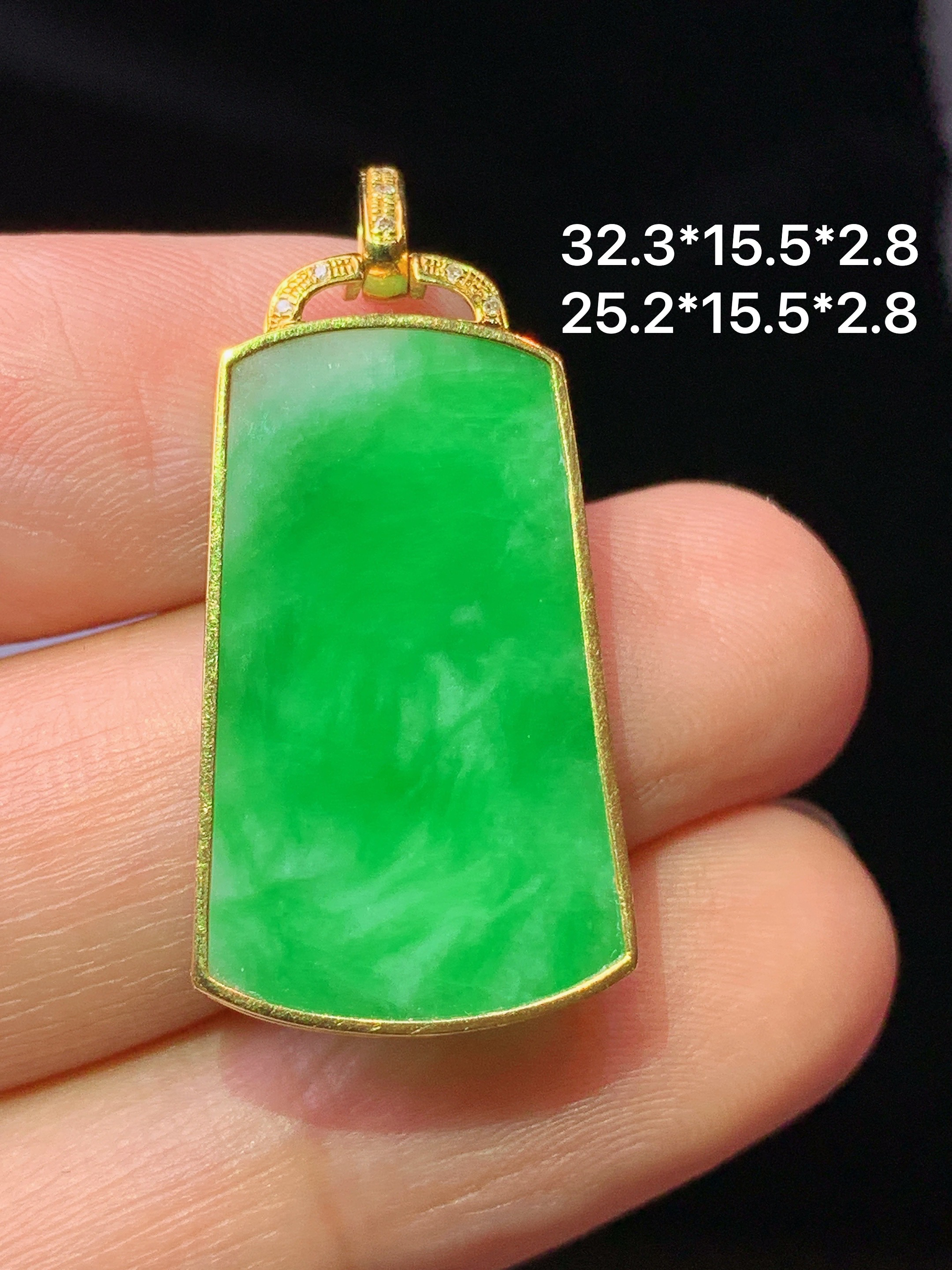 18k金钻镶嵌翠绿无事牌吊坠 玉质细腻 色泽艳丽清新 水润亮眼 整体尺寸32.3*15.5*2.8L4