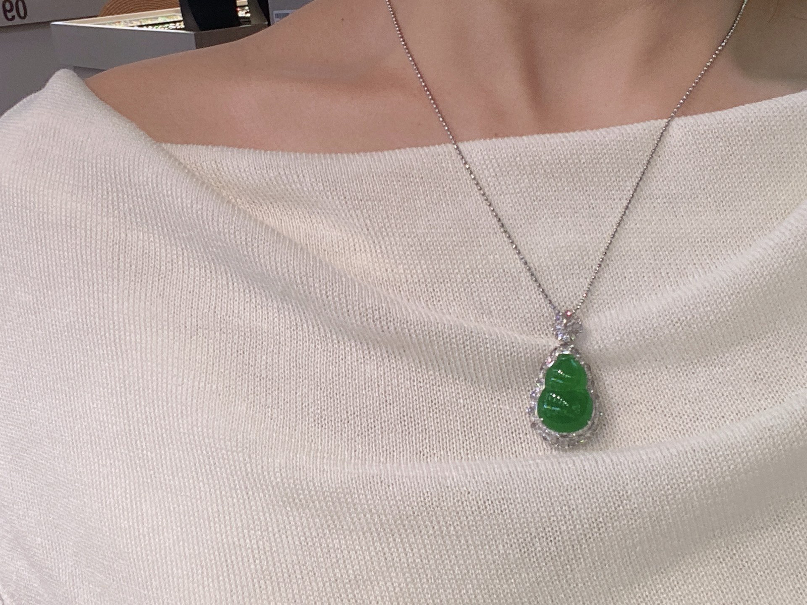 冰阳绿葫芦吊坠 
种好肉细，精致简约
饱满厚装，18k金镶嵌
尺寸如图一  实物更美～