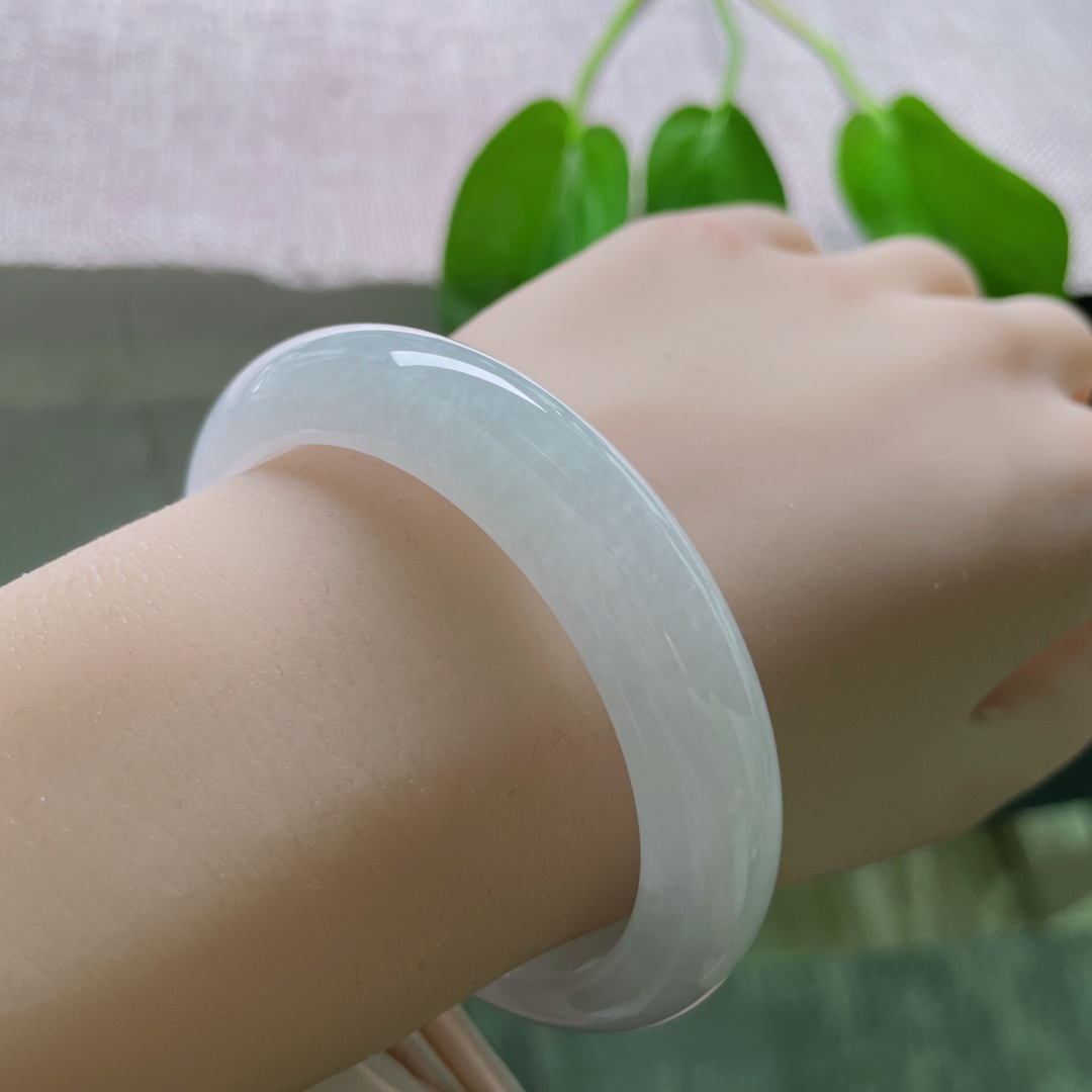 54.6/12/8.3，冰紫正圈，腕间一抹冰紫，是星河坠入寒潭的倒影。晶体，ss50066a