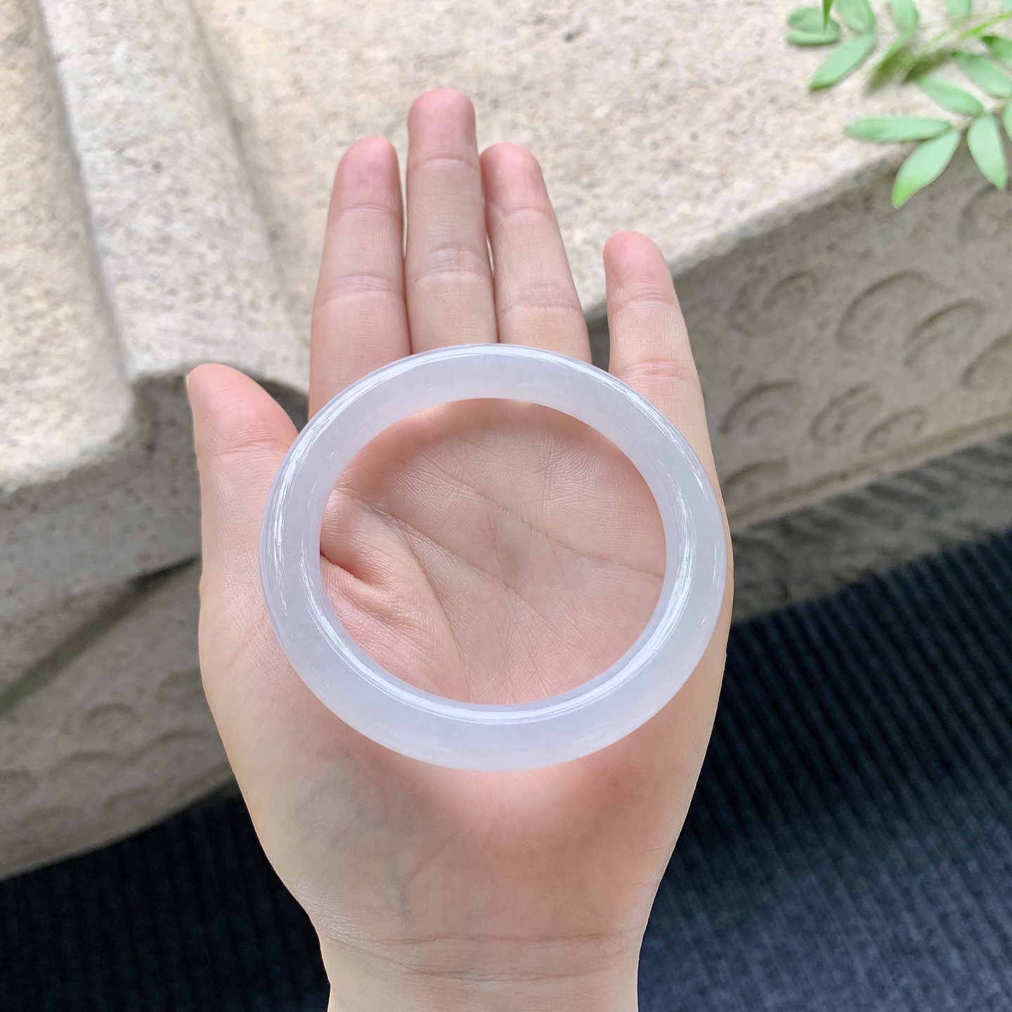 圆条52 53【圈口】53.5/9/9【编码】A9041011【描述】糯冰底色，水润，种老，细腻，无纹裂