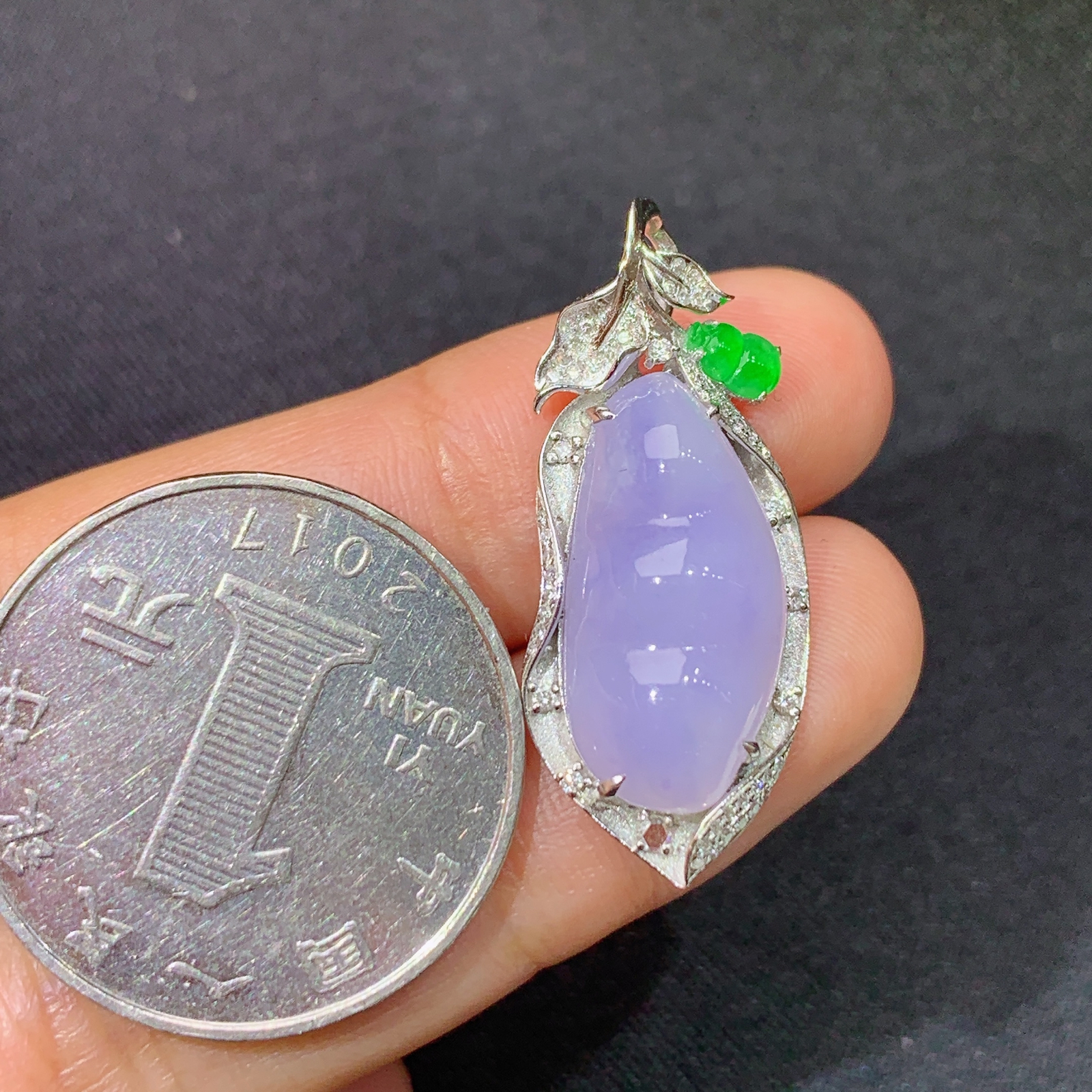 淡紫罗兰福豆吊坠，18k金镶嵌，温润细腻，颜色鲜艳，Jz 尺寸30.5*12.8*5.9