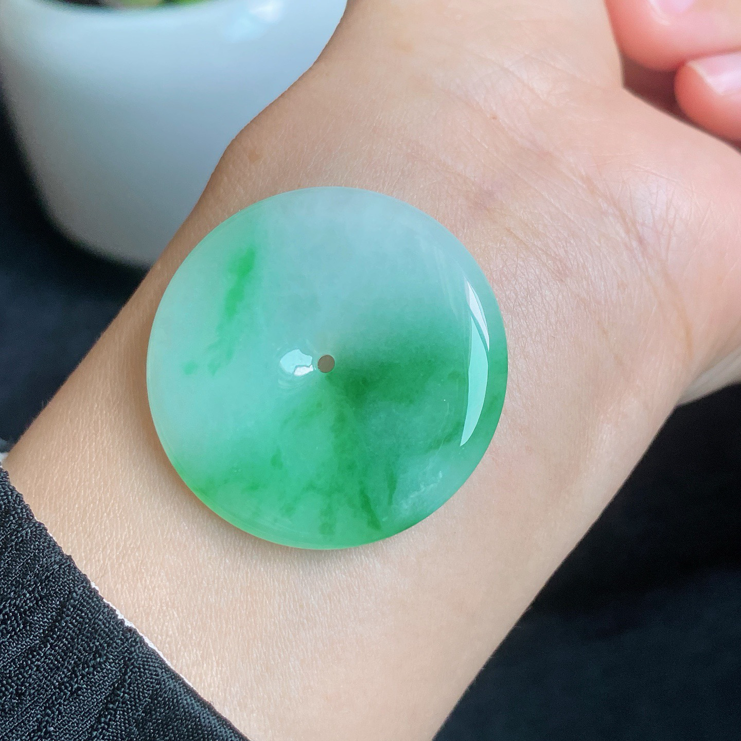 冰飘色平安扣 
料子细腻水润，阳绿飘色很吸睛
飘着清新的绿 宛如青山云雾 灵动又雅致
尺寸如图一 实物更美～
