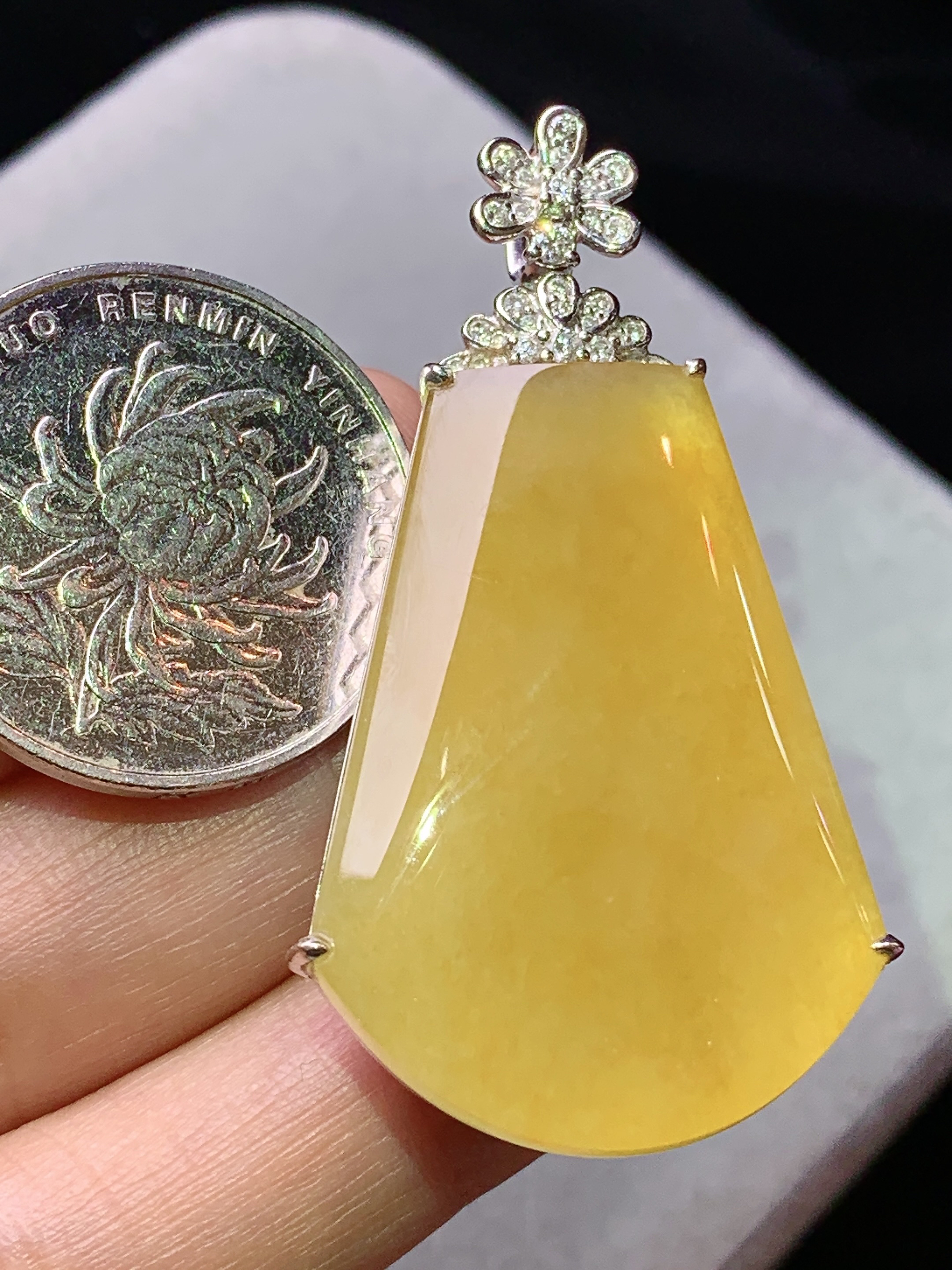 18k金钻镶嵌黄翡无事牌吊坠 玉质细腻 色泽艳丽清新 水润亮眼 整体尺寸47.7*26.3*10b7
