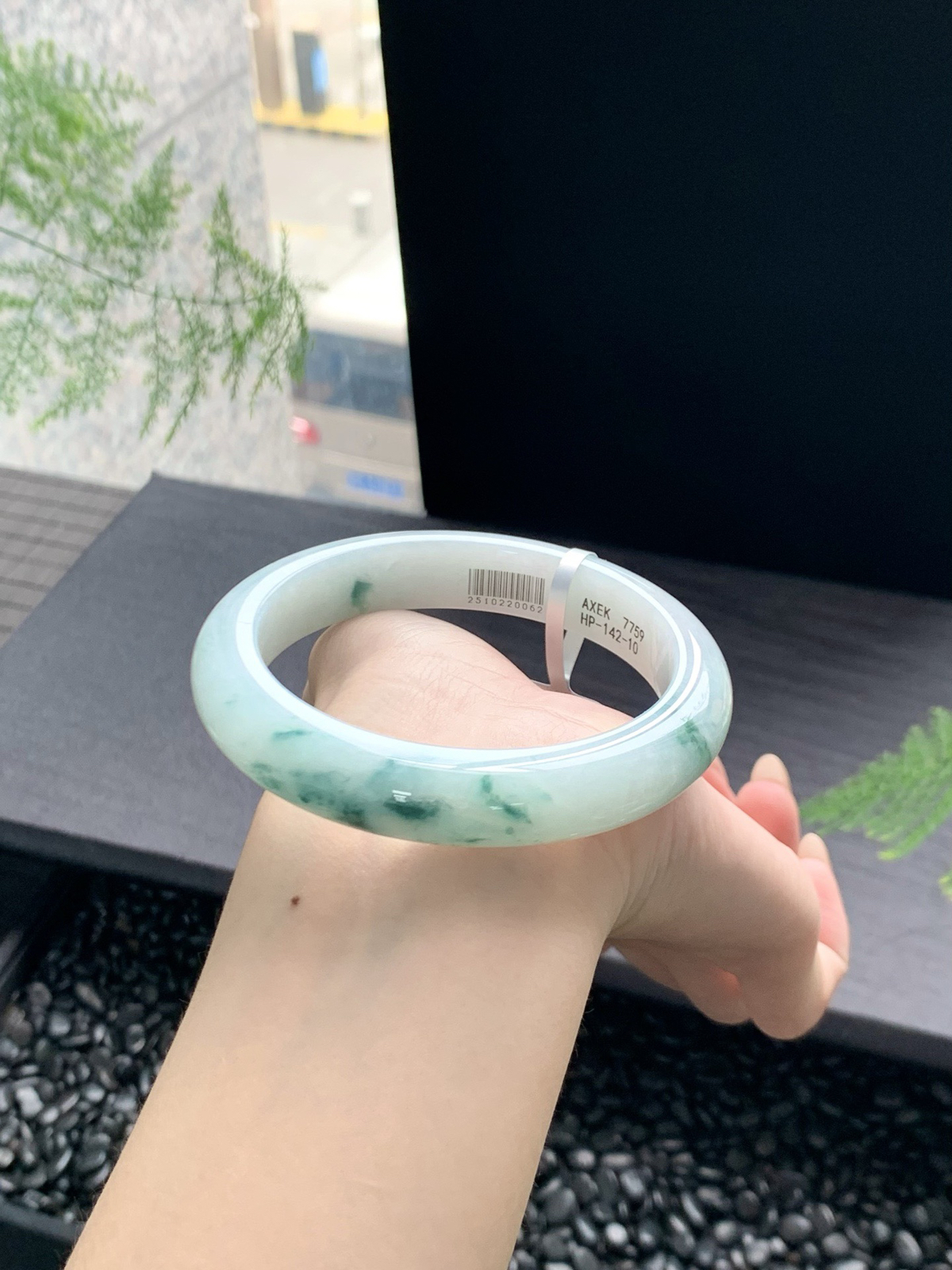 【牛奶底飘花手镯】如清泉般泌人心脾丝丝绿花润进心田，如清风徐来，令人心旷神怡，有种独一无二的诗意美59-12-9mm