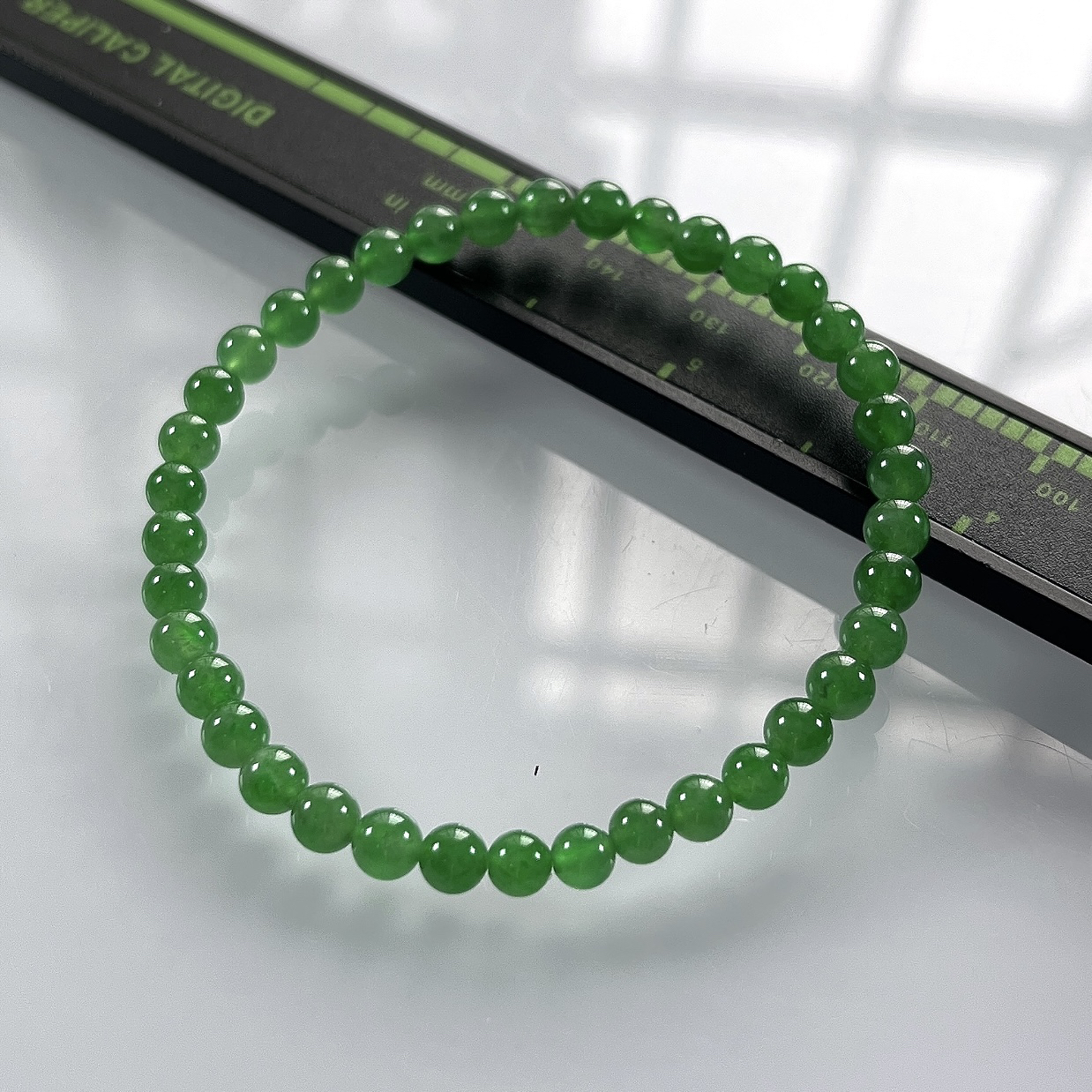 收藏级别，缅甸天然翡翠A货，卡4.6冰种起胶满绿阳绿小米珠小圆珠手串手链，尺寸：4.6mm/38颗，长度170mm，重量：6.06g