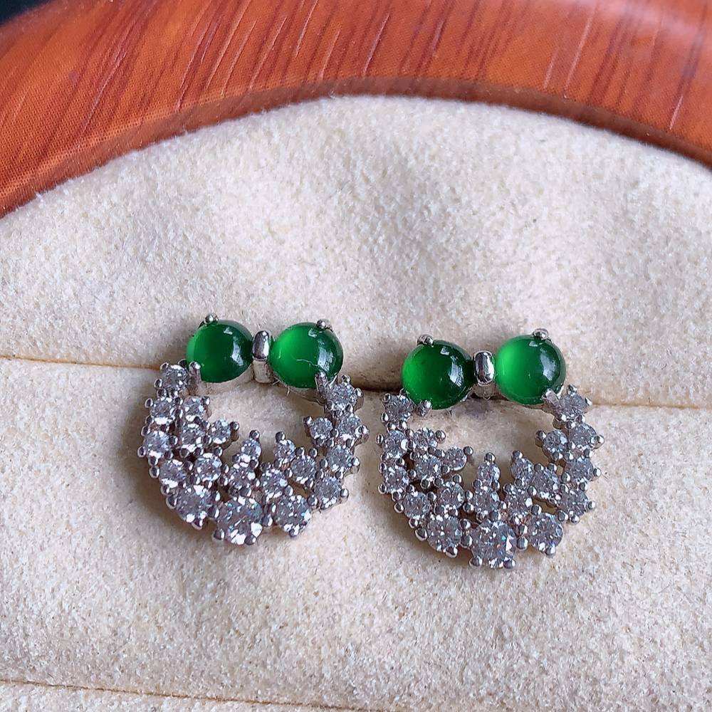 冰满绿翡翠925银镶嵌耳钉，自然光实拍，翠色灵动，颜色漂亮，种老水足，品相佳，佩戴佳品！W502.8  取一整体尺寸：13.5-12.5-3.2mm  裸石尺寸：4mm