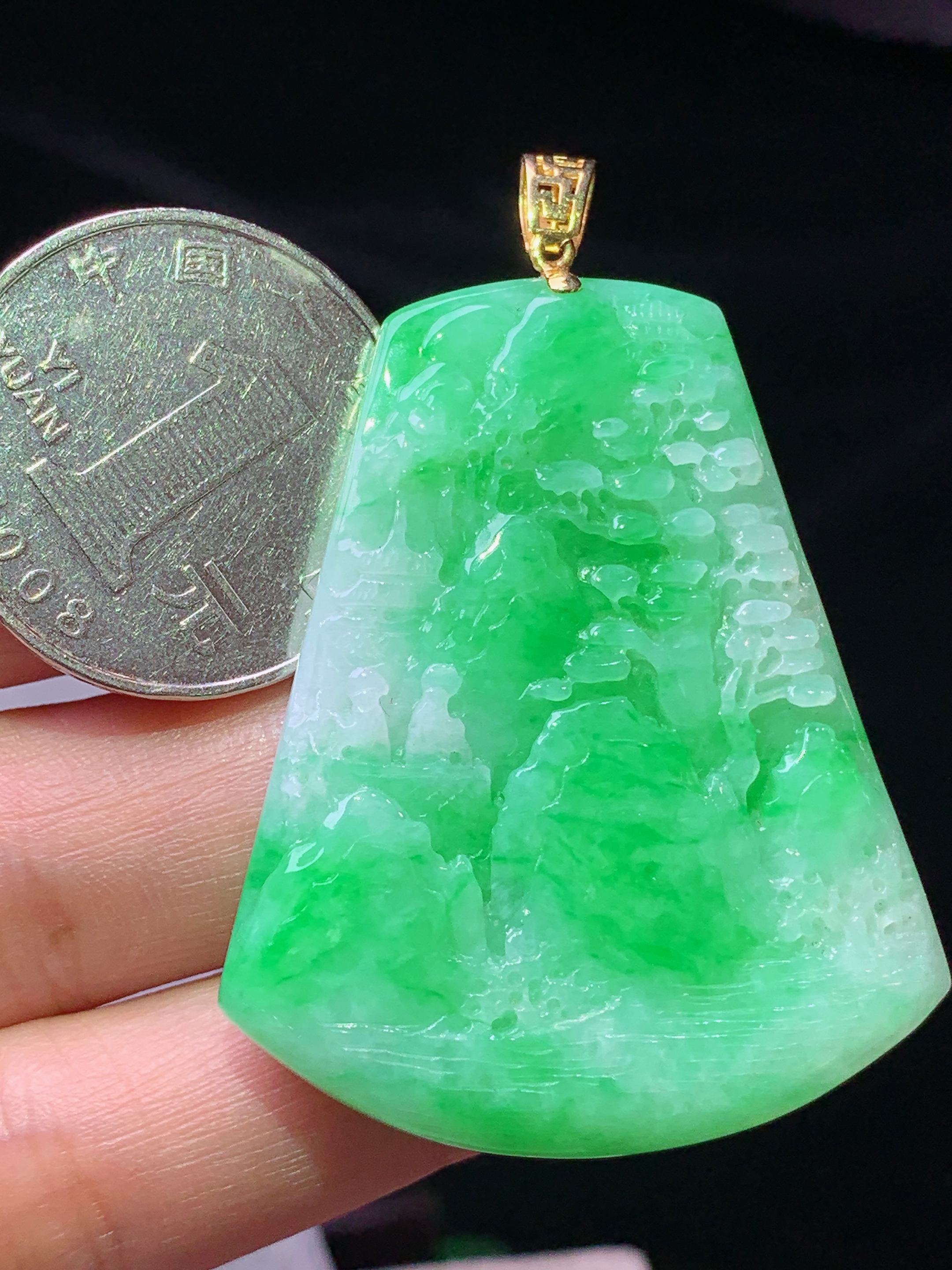 18k金镶嵌翠绿山水牌子吊坠 玉质细腻 色泽艳丽清新 水润亮眼 整体尺寸52*36.5*5.3w1