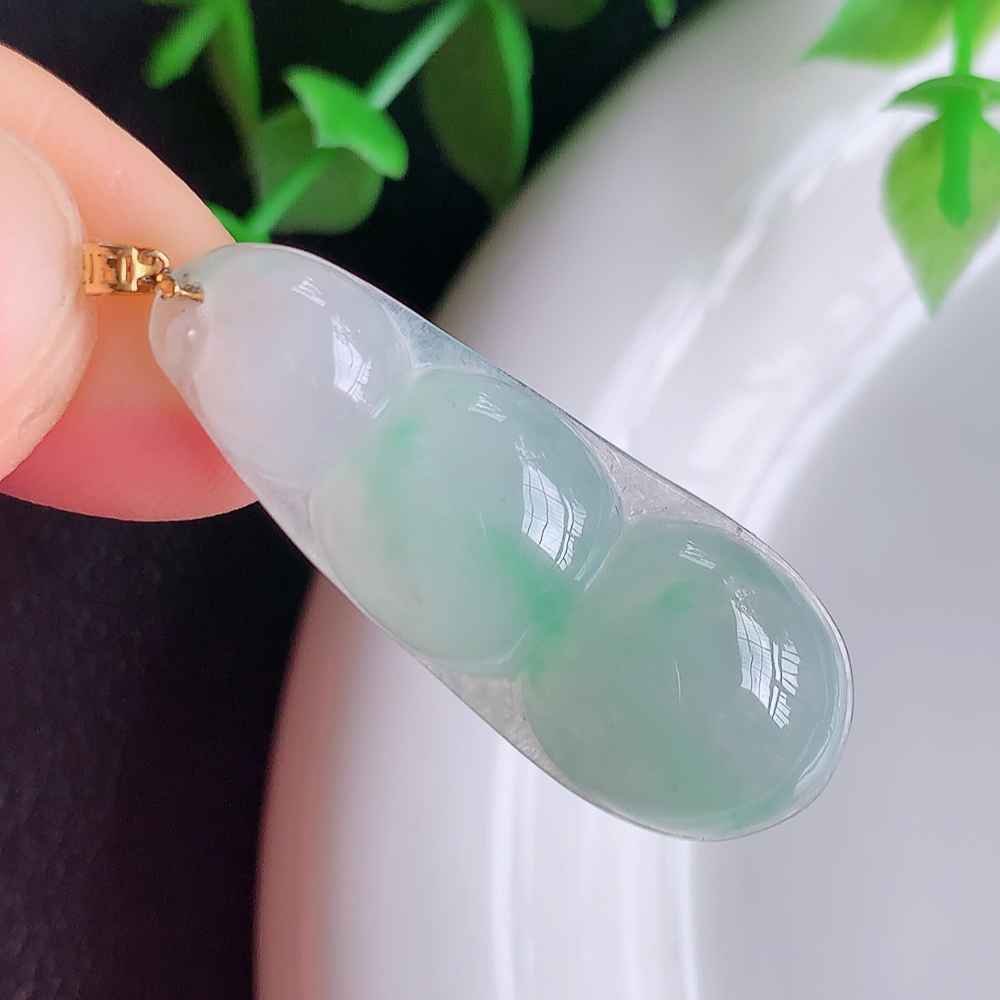 18k金扣冰润飘花福豆翡翠挂件，老种飘花  冰清玉洁  胶感十足  寓意“四季平安，福气满满”颜色鲜艳，清新自然，饱满通透   W49.8  尺寸：34.5-13.2-5.5mm