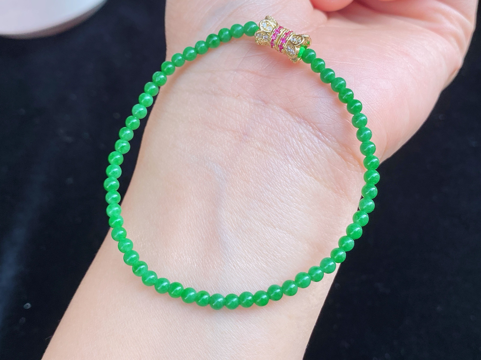 阳绿小米珠手链，色泽鲜亮，质地细腻，光下通透感满满
小巧精致，单戴清新，叠戴更有层次感
日常佩戴超百搭！..