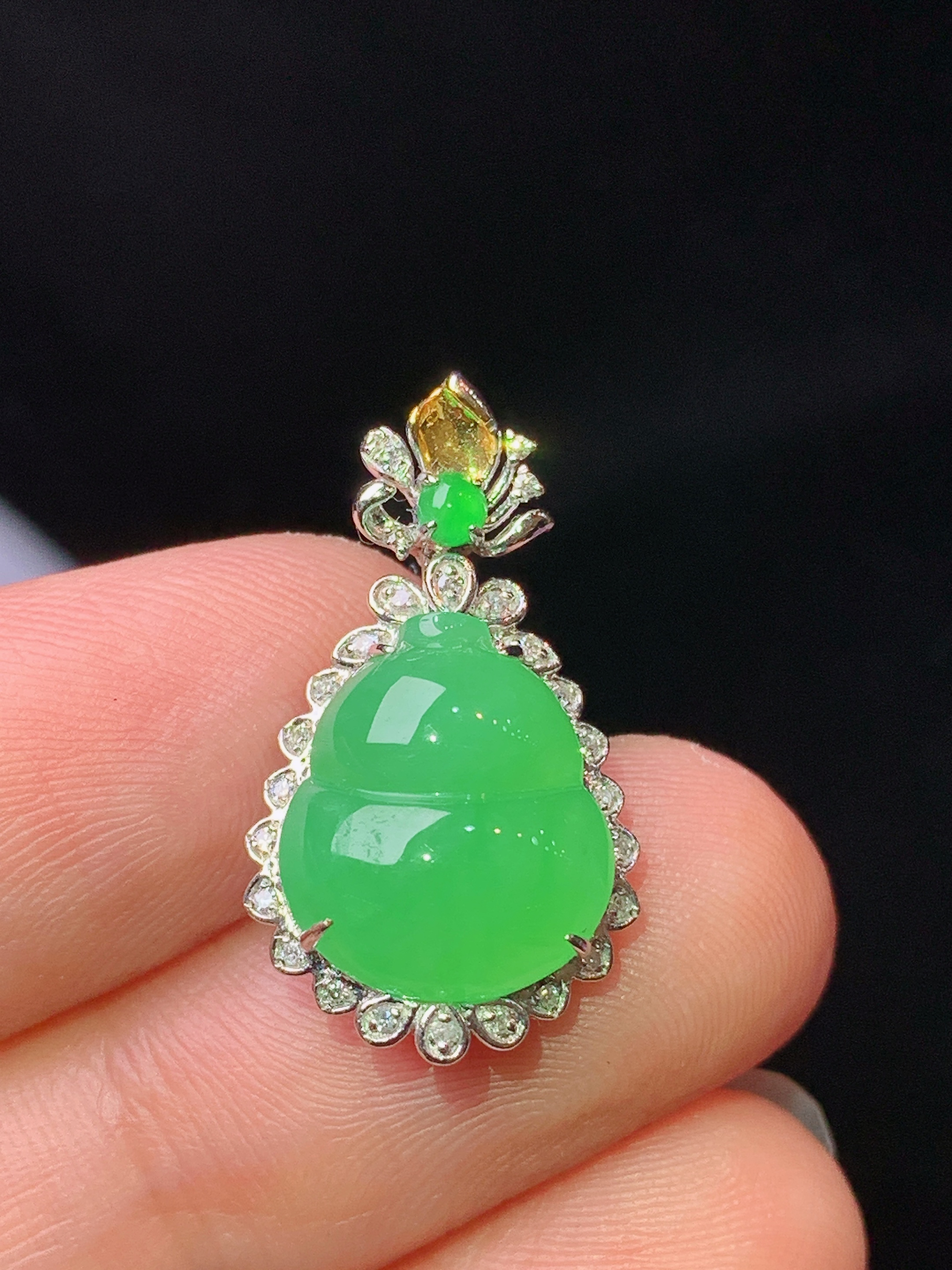 18k金钻镶嵌翠绿葫芦吊坠 玉质细腻 色泽艳丽清新 水润亮眼 整体尺寸22*12.5*7x5