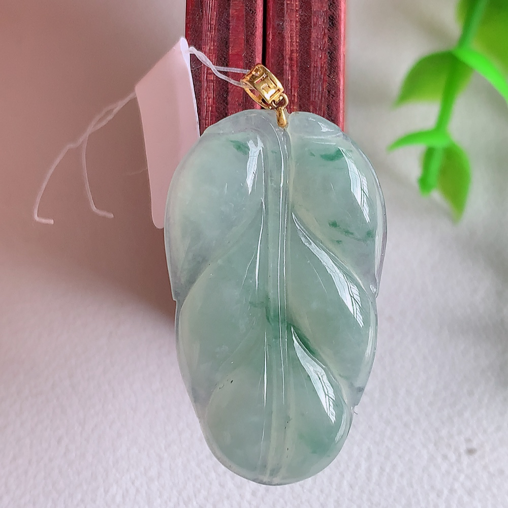 18k金扣冰润飘花金枝玉叶翡翠吊坠  老种起胶感  飘花灵动  寓意“金枝玉叶，大业有成，一夜成名”  饱满大气，水润通透。W49.8 尺寸：31.8-18.8-3.6mm