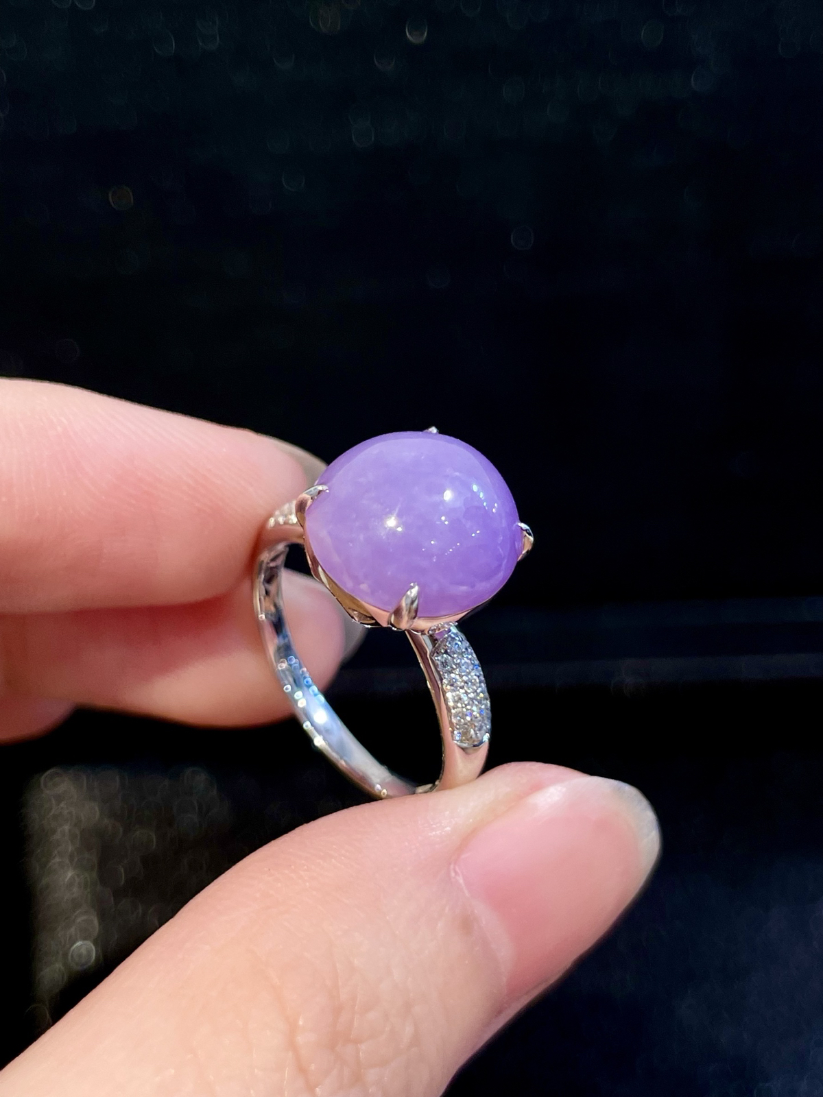 ️ 18K紫罗兰蛋面戒指颜色浓郁漂亮，质地细腻，饱满，简约百搭，上身温柔又贵气尺寸：裸石12*11.3*9.8