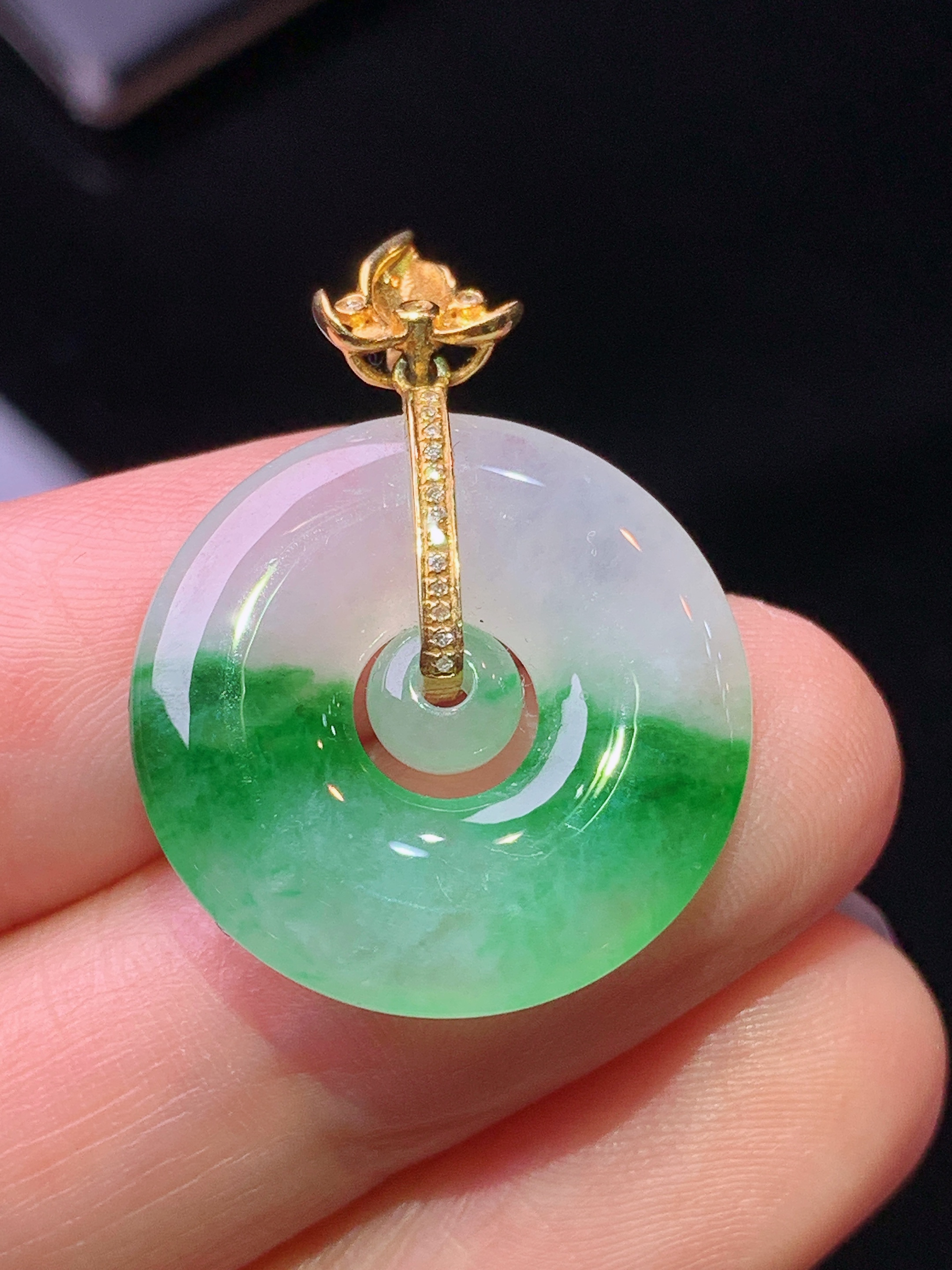 18k金钻镶嵌飘绿子母扣吊坠 玉质细腻 色泽艳丽清新 水润亮眼 整体尺寸27.3*20.8*3.5m1