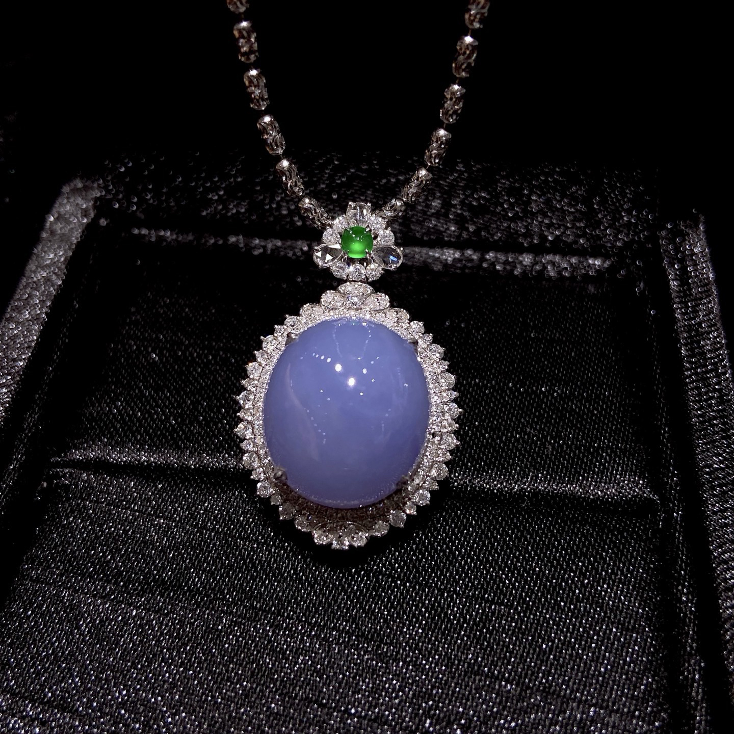 ｜冰种紫罗兰蛋面吊坠·

整体尺寸30.3-19.4-13.8毫米
裸石尺寸15.8-13.8-8.9毫米