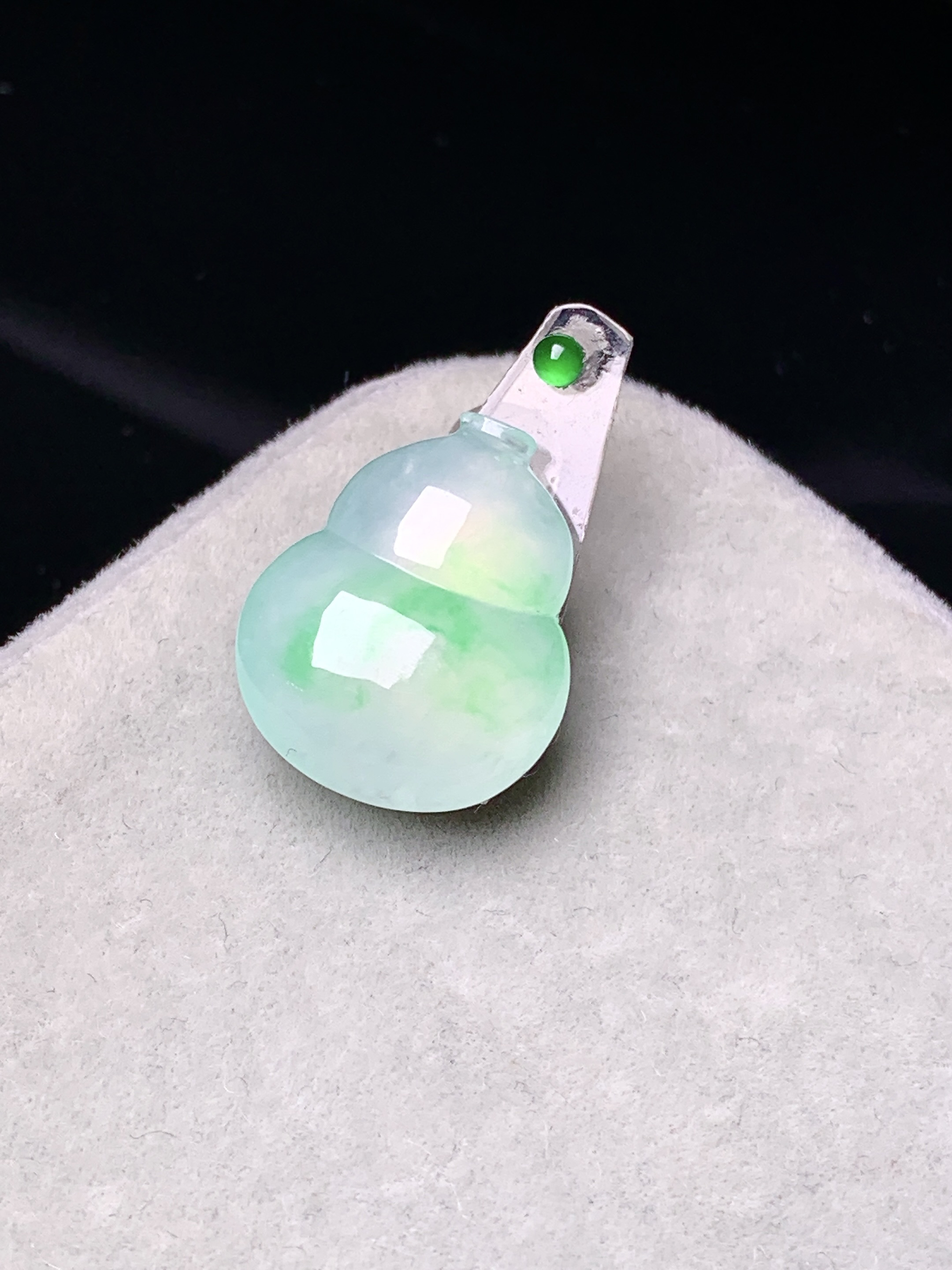 镶嵌款 冰种飘绿葫芦吊坠 玉质细腻 色泽艳丽清新 水润亮眼 整体尺寸16.5*13.3*4.8*2x