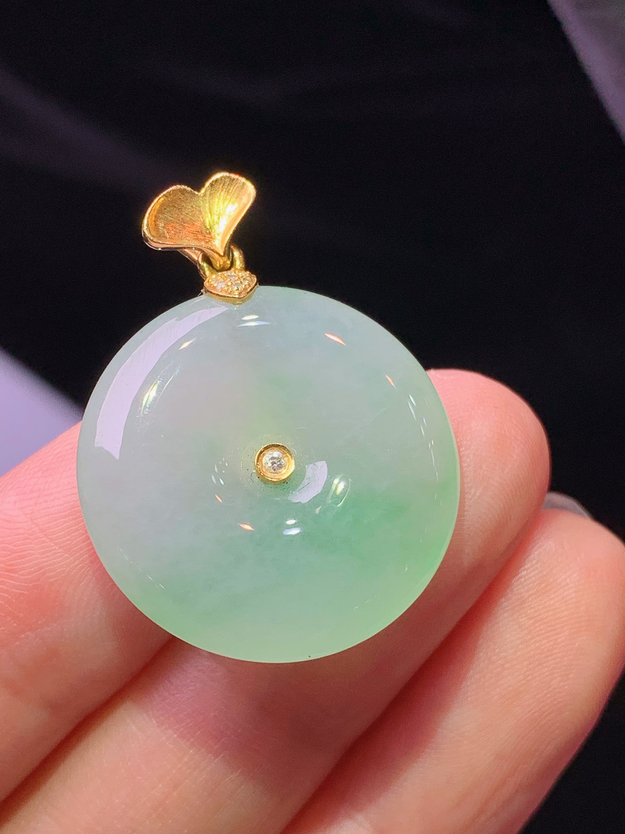 18k金钻镶嵌冰种平安扣吊坠 玉质细腻 色泽艳丽清新 水润亮眼 整体尺寸28.6*22.5*5.3L