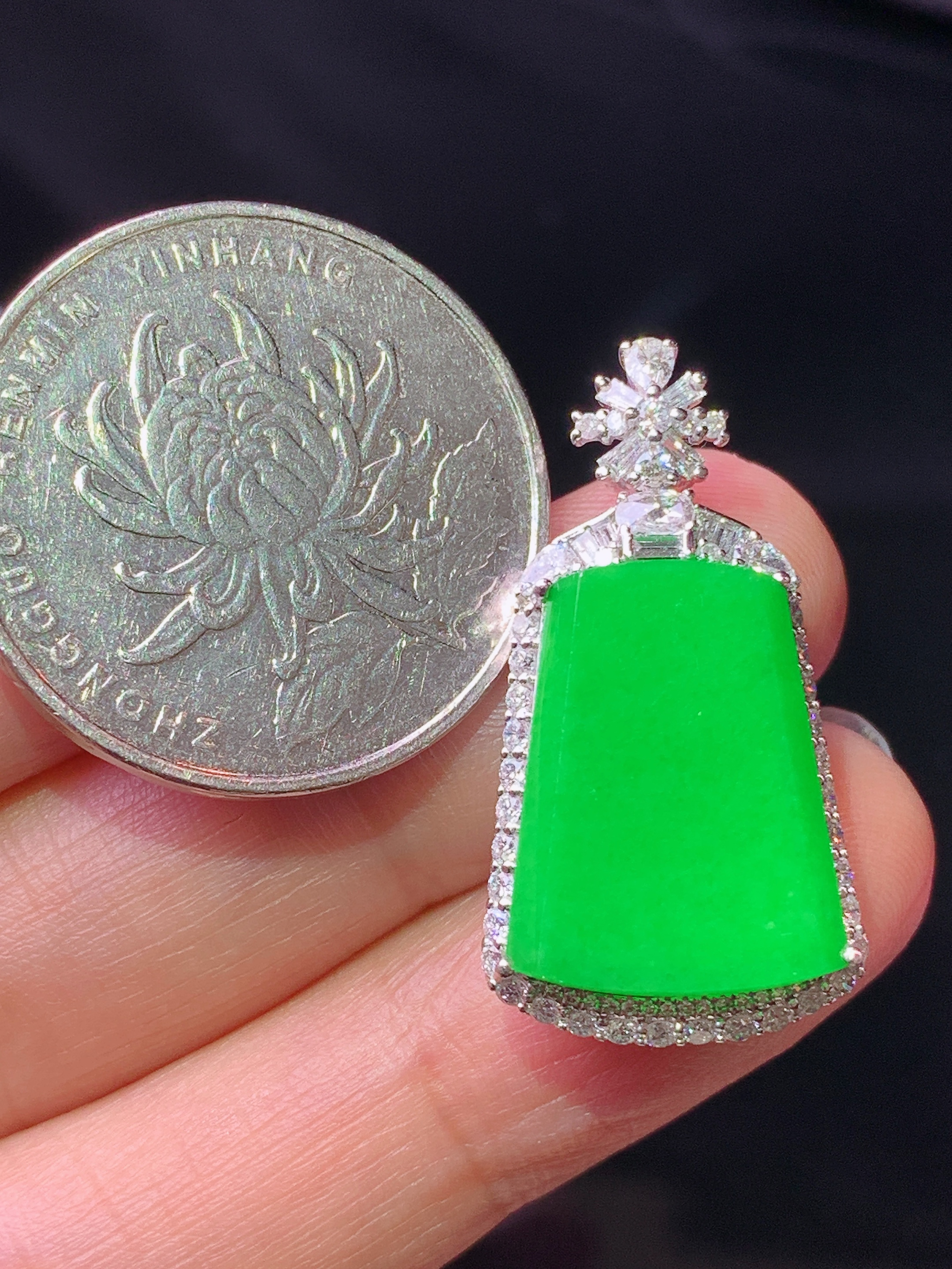 18k金钻镶嵌满绿无事牌吊坠 玉质细腻 色泽艳丽清新 水润亮眼 整体尺寸28.8*15.5*6.8m3
