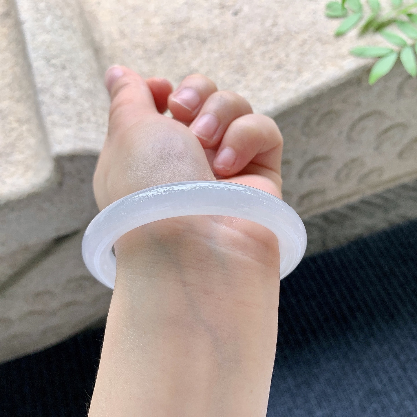 圆条52 53【圈口】53.5/9/9【编码】A9041011【描述】糯冰底色，水润，种老，细腻，无纹裂