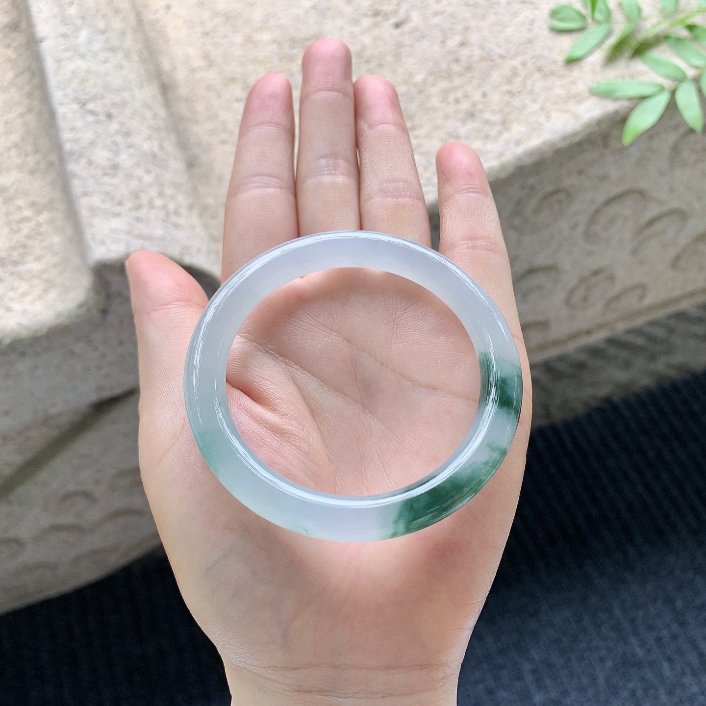 圆条52 53【圈口】53.2/7.6/8【编码】A4041012【描述】冰飘绿，清透，水润，种老，细腻，打灯有絮线