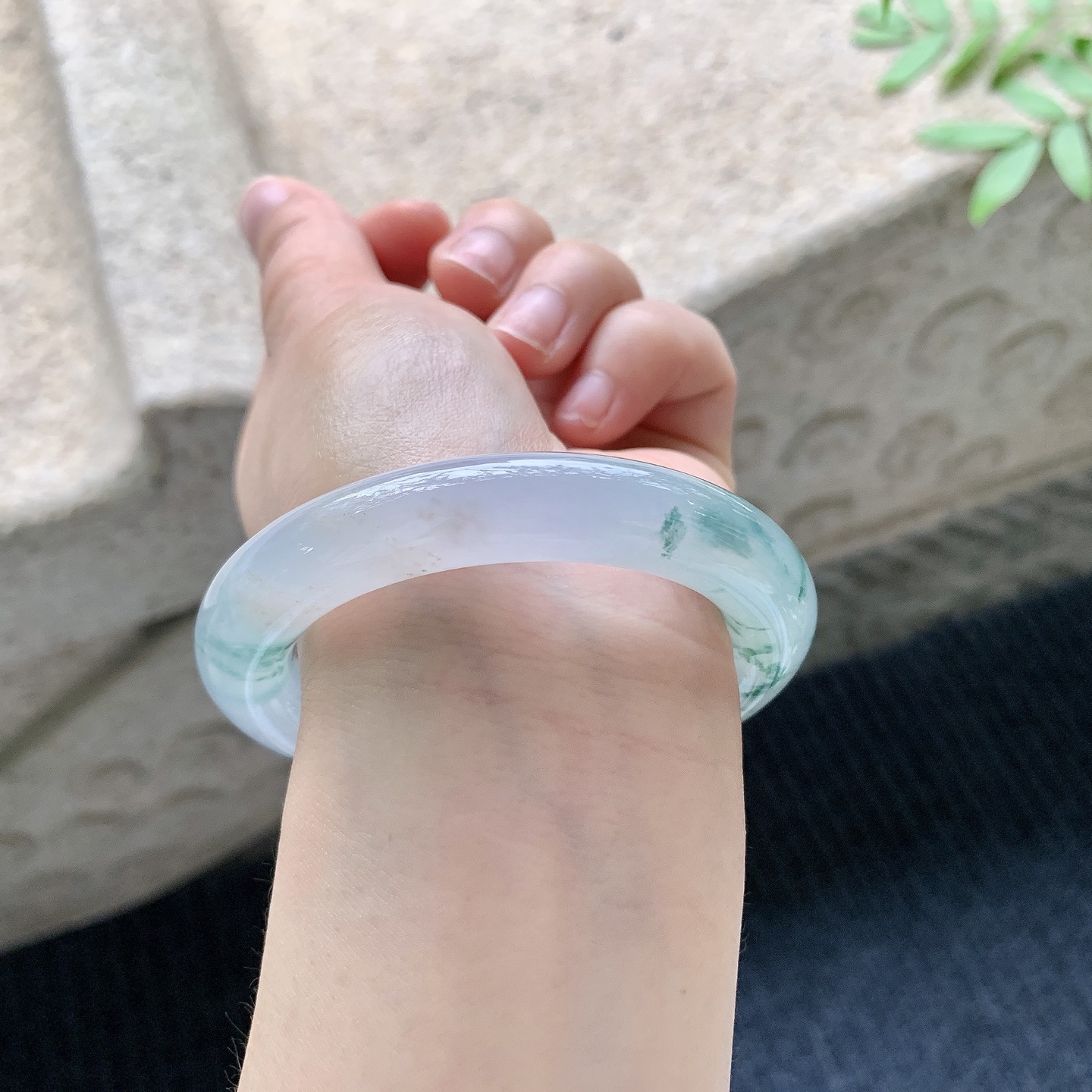 圆条51 52【圈口】52.2/11/11【编码】B2041016【描述】冰糯飘花，水润，种老，细腻，无纹裂