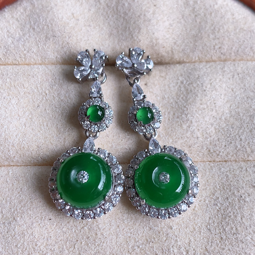 冰满绿翡翠925银镶嵌耳坠，自然光实拍，翠色灵动，颜色漂亮，种老水足，品相佳，佩戴佳品！W481.8  取一整体尺寸：28.5-12.3-7.3mm  裸石尺寸：9mm