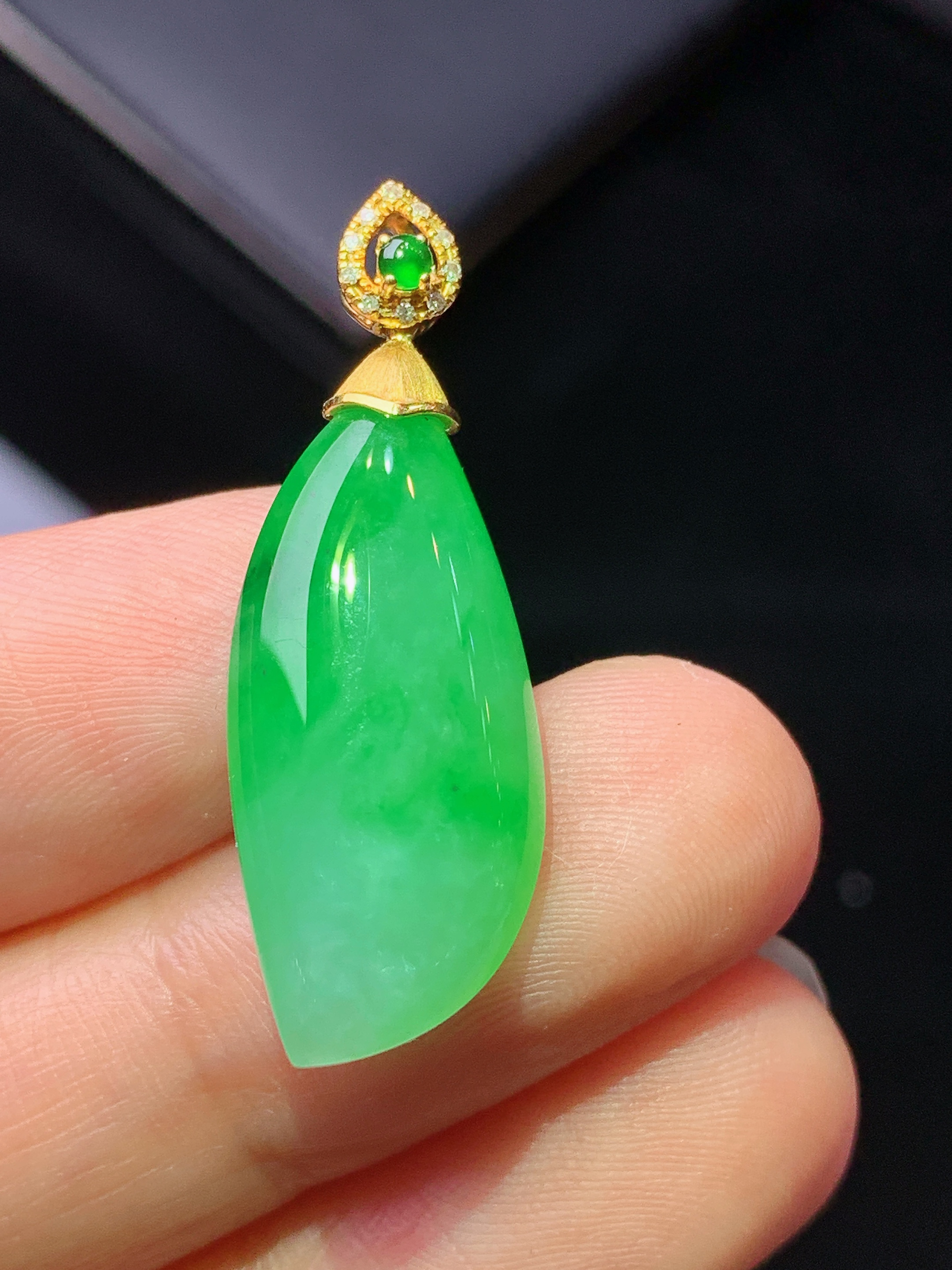 18k金钻镶嵌翠绿随形吊坠 玉质细腻 色泽艳丽清新 水润亮眼 整体尺寸31.8*11*5.6z1