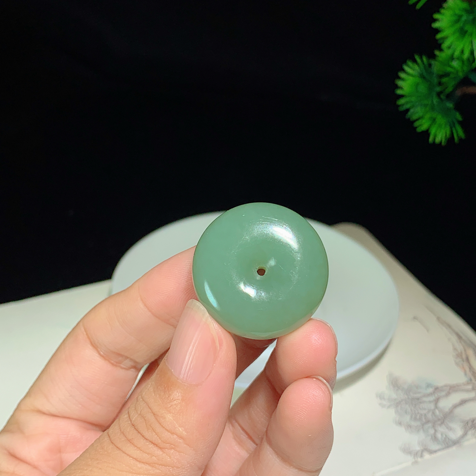 和田玉且末蓝平安扣。尺寸28.0/11.7，玉质细腻油润 脂粉好，品质好！