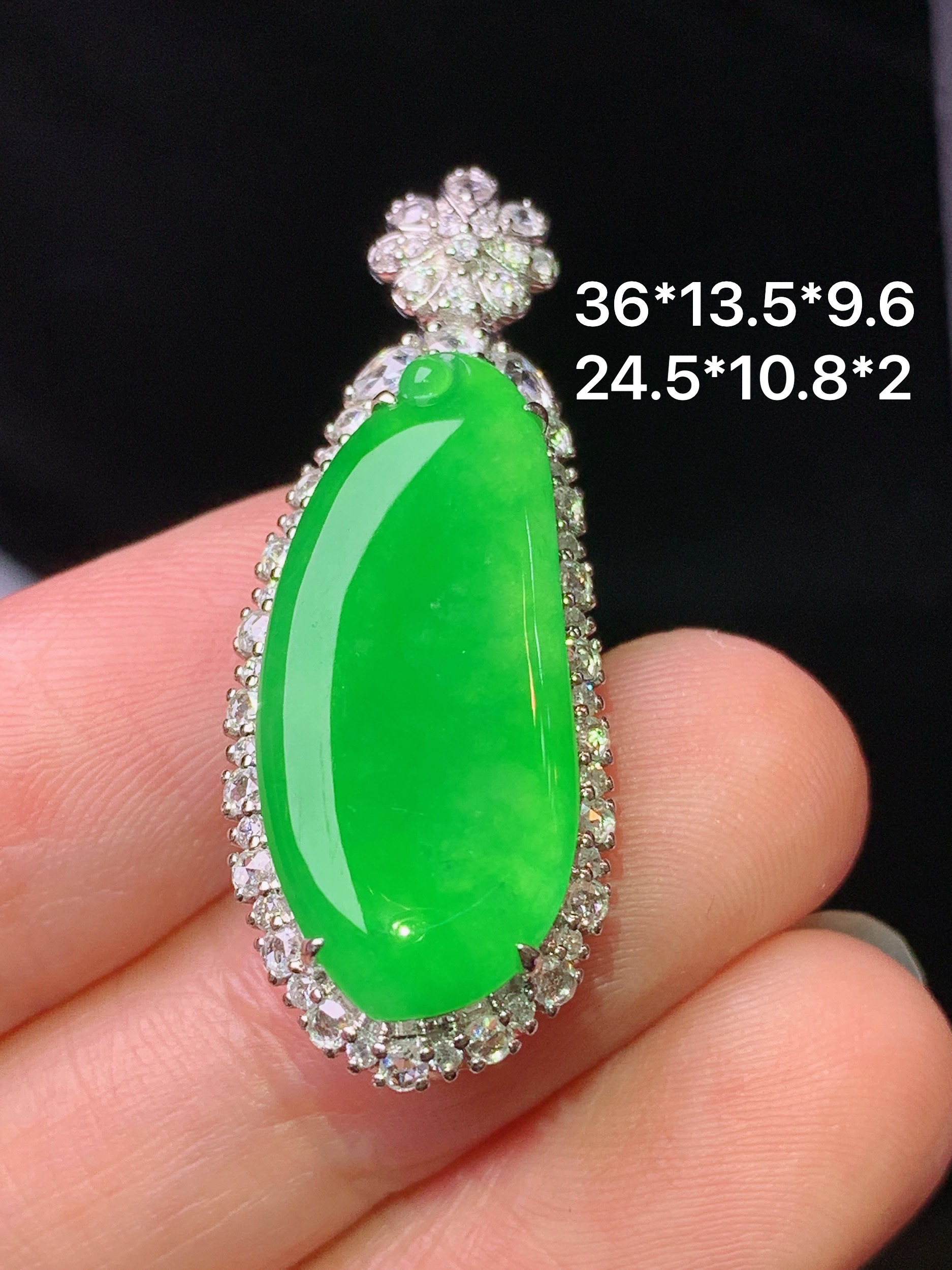 18k金钻镶嵌满绿福瓜吊坠 玉质细腻 色泽艳丽清新 水润亮眼 整体尺寸36*13.5*9.6m5