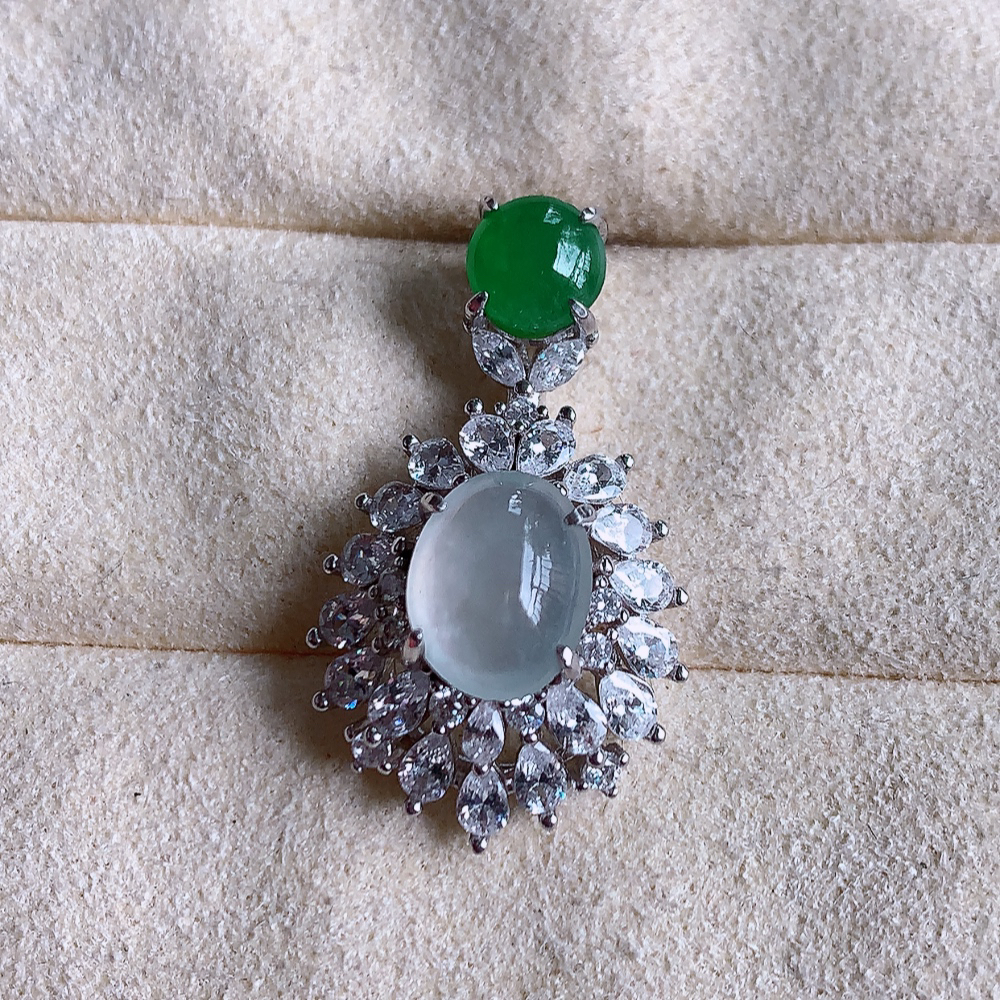 冰蛋面翡翠吊坠，质地细腻，清秀高雅，饱满圆润  款式大方经典，颜色鲜艳，沁人心脾，高质量精品   925银饰镶嵌 W502.8 整体尺寸：26.5-15-8.8mm   裸石尺寸：8.6-6.8mm