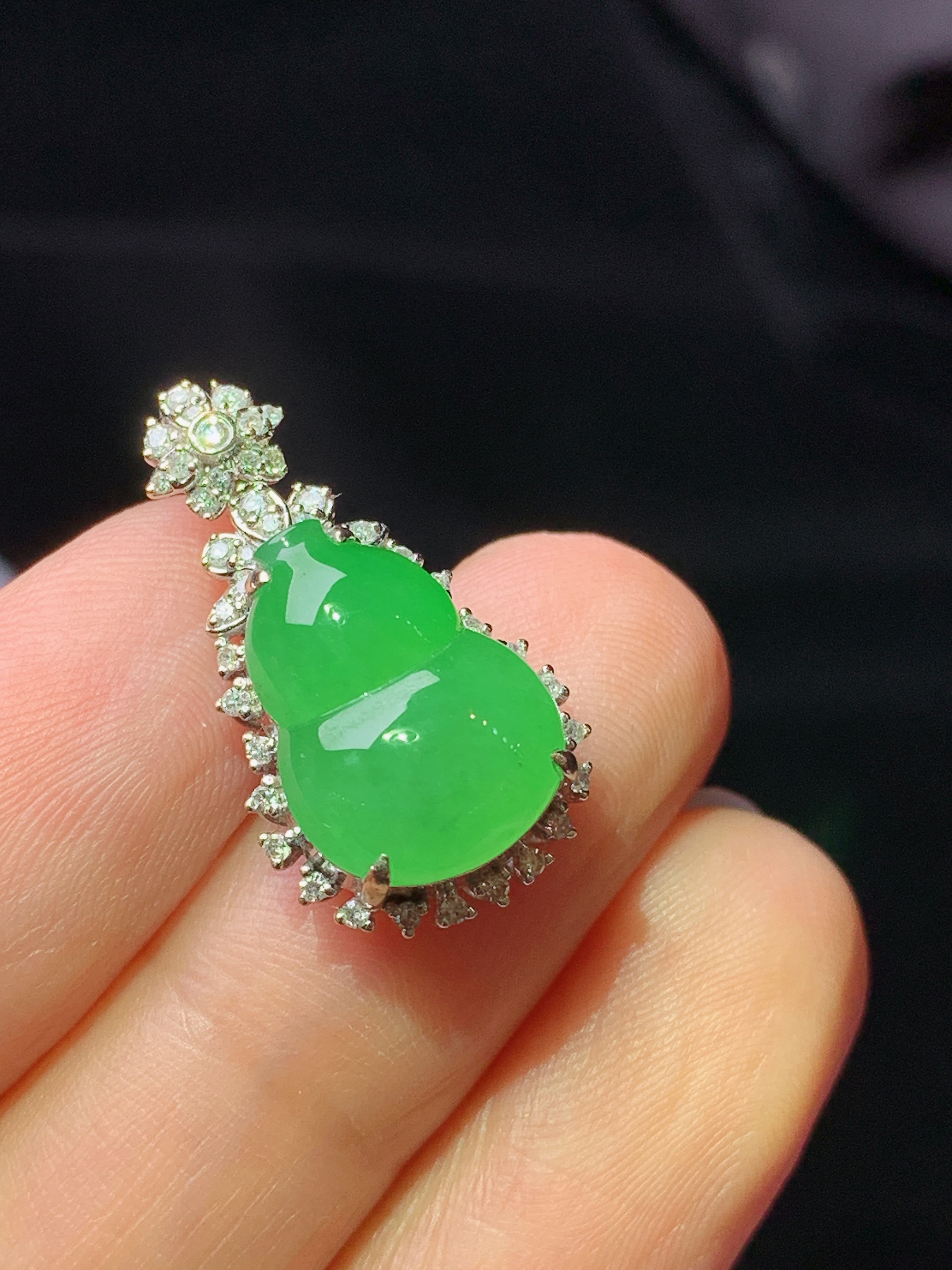 18k金钻镶嵌翠绿葫芦吊坠 玉质细腻 色泽艳丽清新 水润亮眼 整体尺寸22.5*12.2*8j2