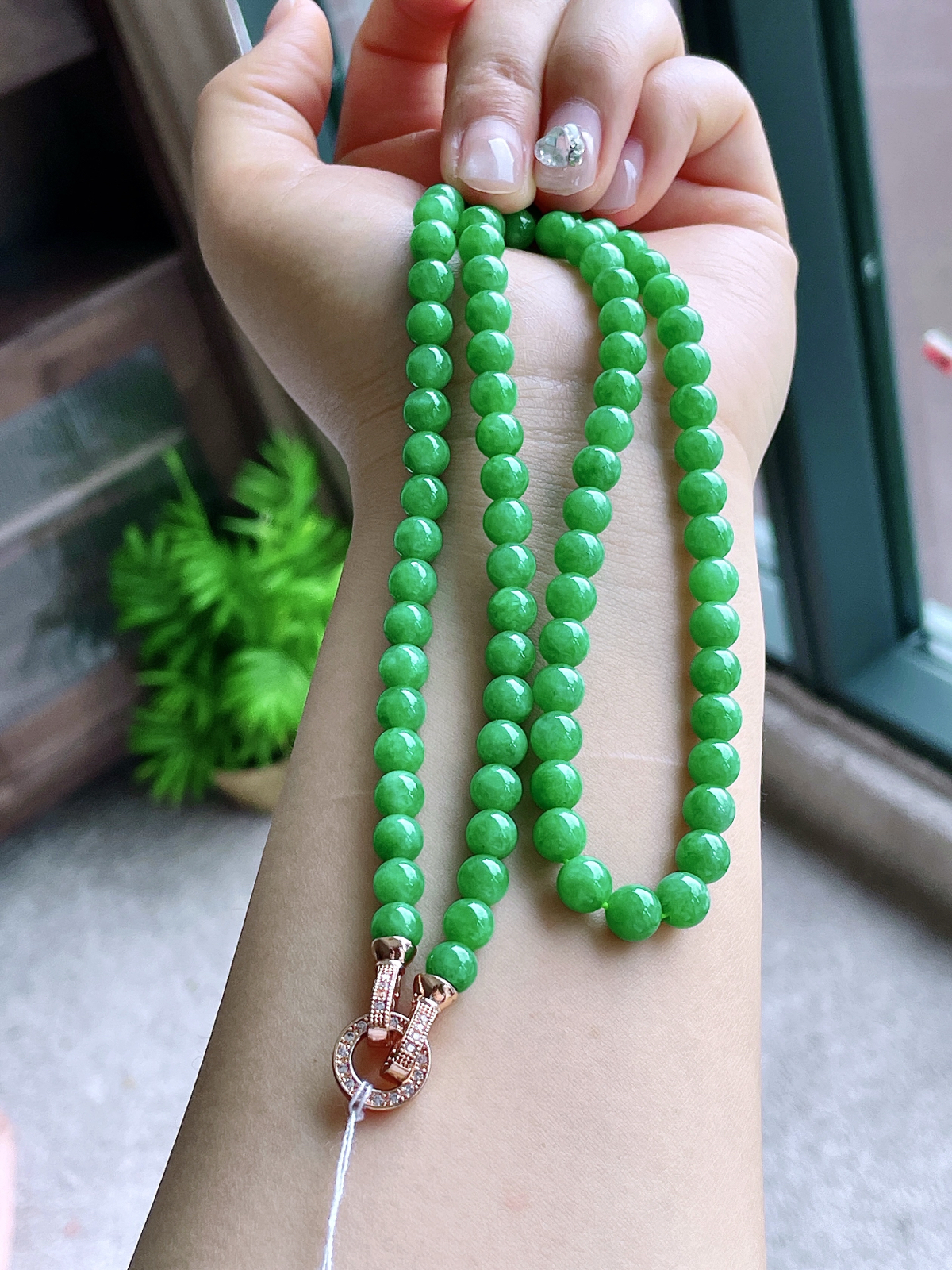 【珠子】冰阳绿珠链圆珠珠子珠链
【说明】缅料 性价比高  
【尺寸】6.3-7.1mm，29cm.