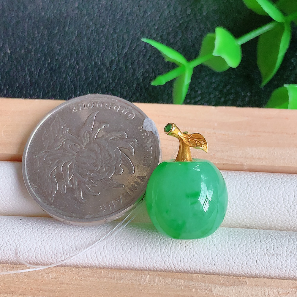 冰润满绿转运珠翡翠吊坠，寓意“时来运转，财源滚滚” 寓意佳，紫气东来，颜色清爽，18k金特色扣头，无纹裂，佩戴效果优雅迷人！性价比超值！W49.8  尺寸：12.5-13.5mm
