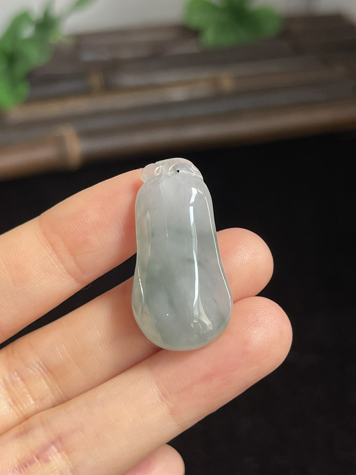 翡翠冰糯种浅绿色福瓜