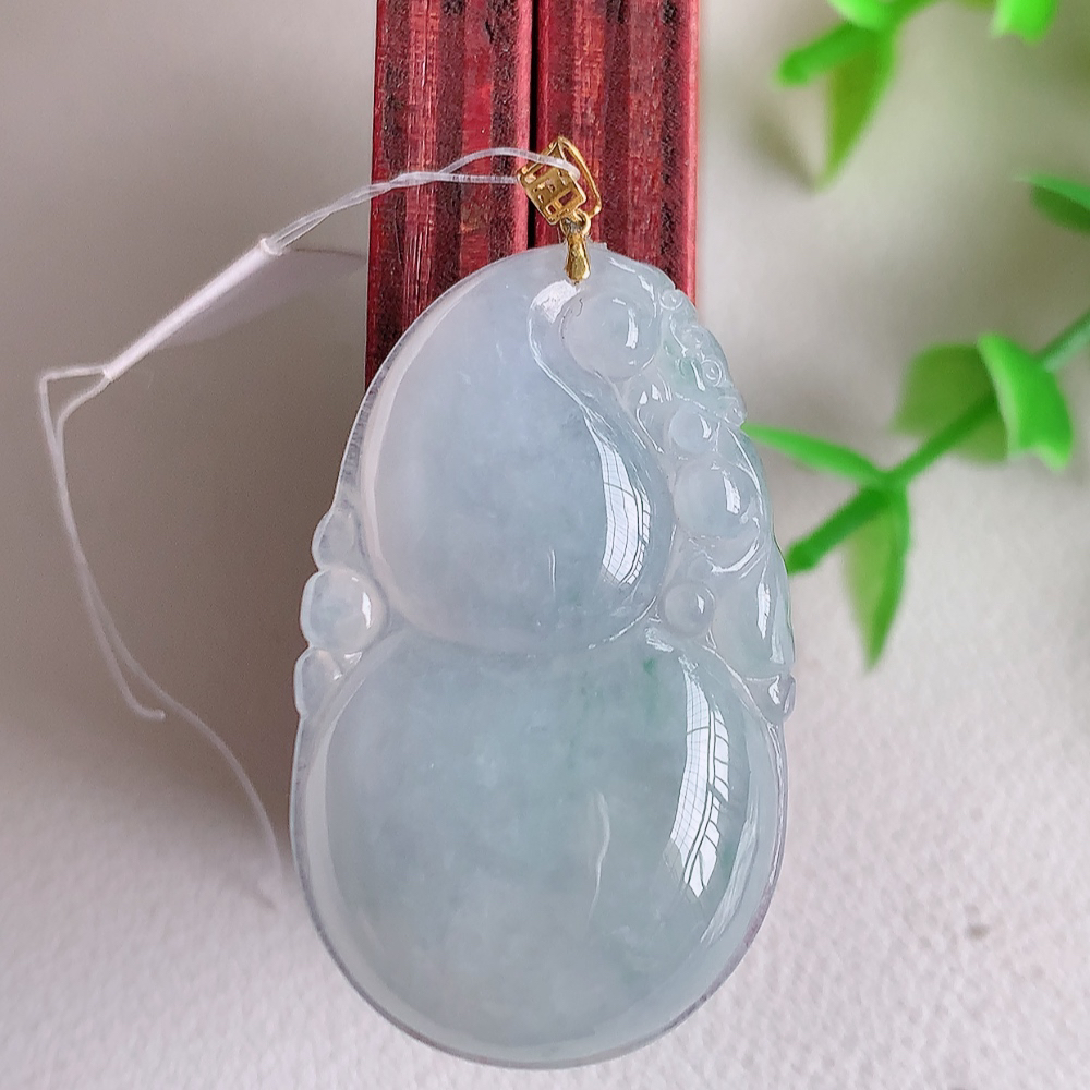 18k金扣冰润葫芦翡翠吊坠  寓意“福禄双全，加官进爵，财源滚滚” 莹润通透，抱满大气  清新脱俗    W49.8 尺寸：33.5-20.2-5.8mm