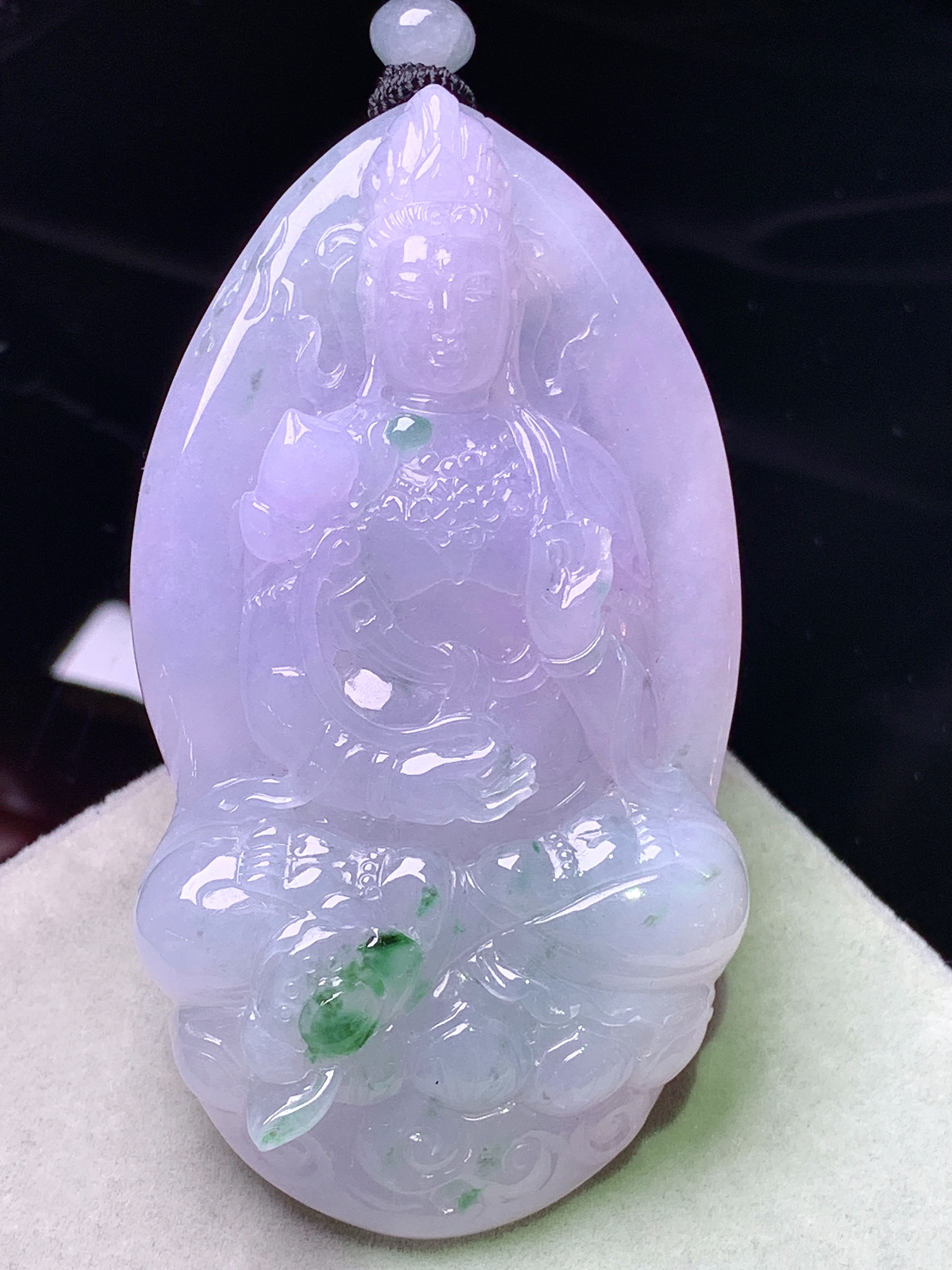 淡紫罗兰飘绿观音菩萨吊坠 玉质细腻 色泽艳丽清新 水润亮眼 整体尺寸70.5*38.3*10w1