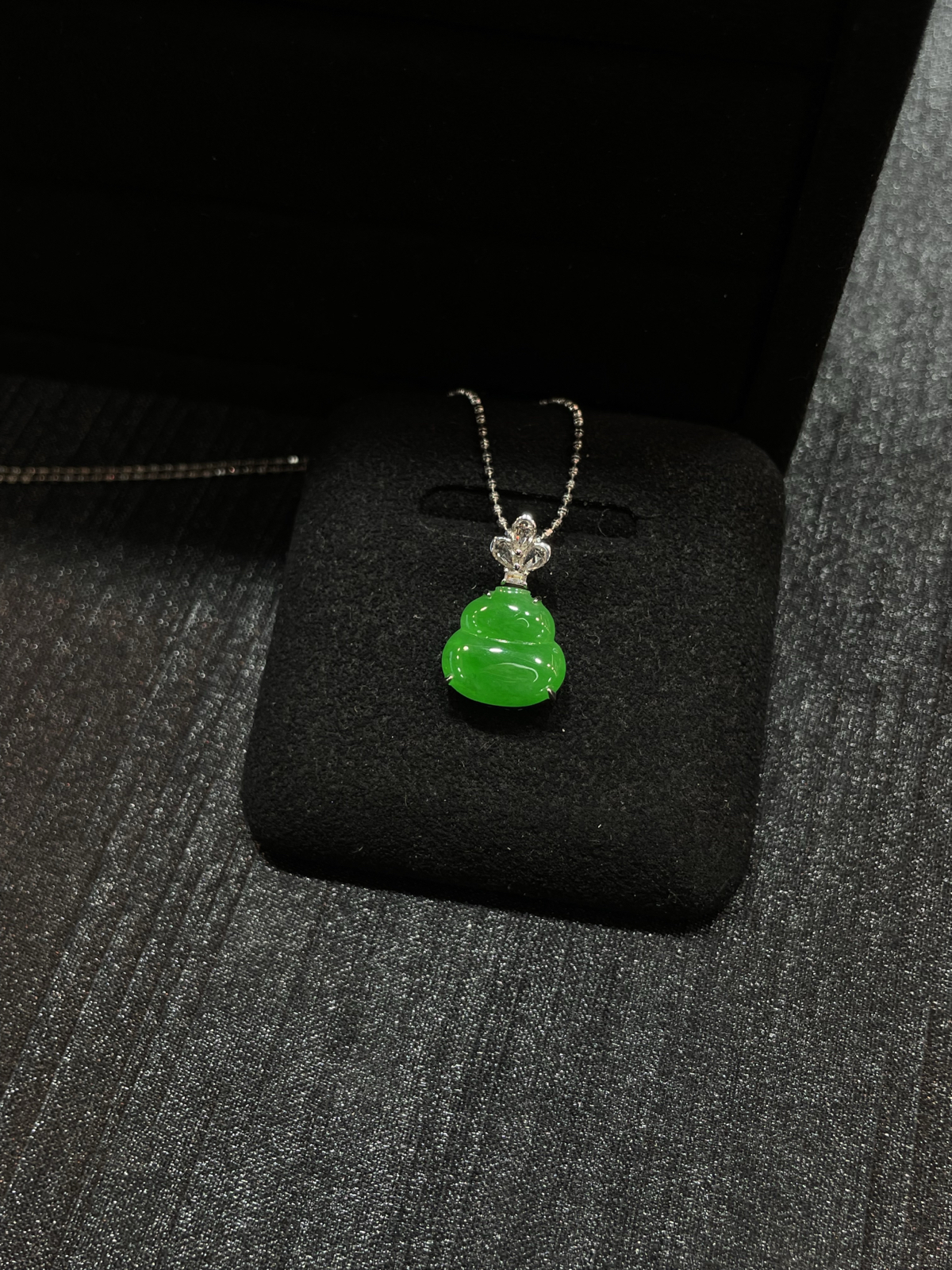 满色 正阳绿 mini葫芦吊坠

18k金简镶嵌