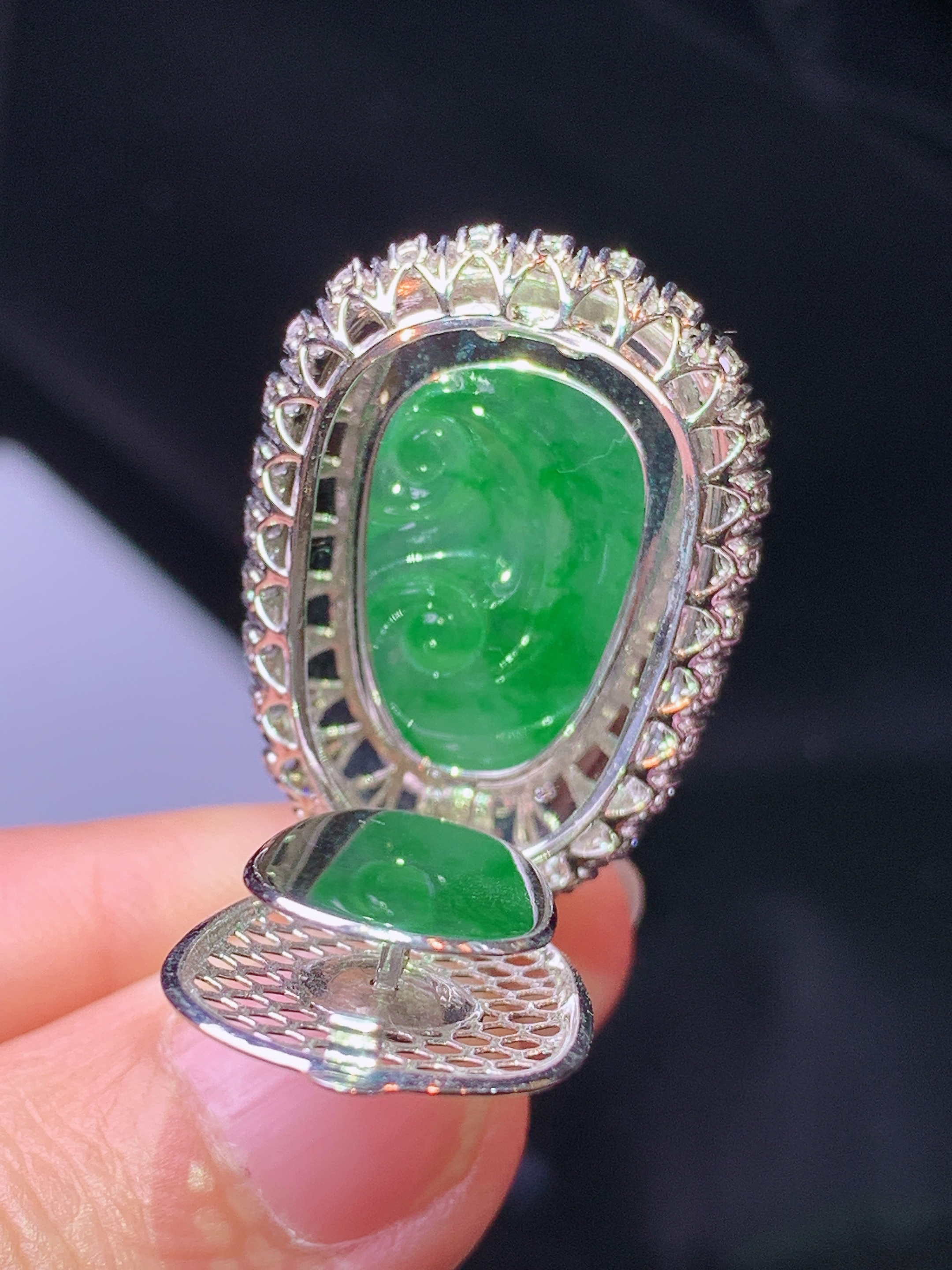 18k金钻镶嵌翠绿如意吊坠 玉质细腻 色泽艳丽清新 水润亮眼 整体尺寸37.5*20.8*9m5