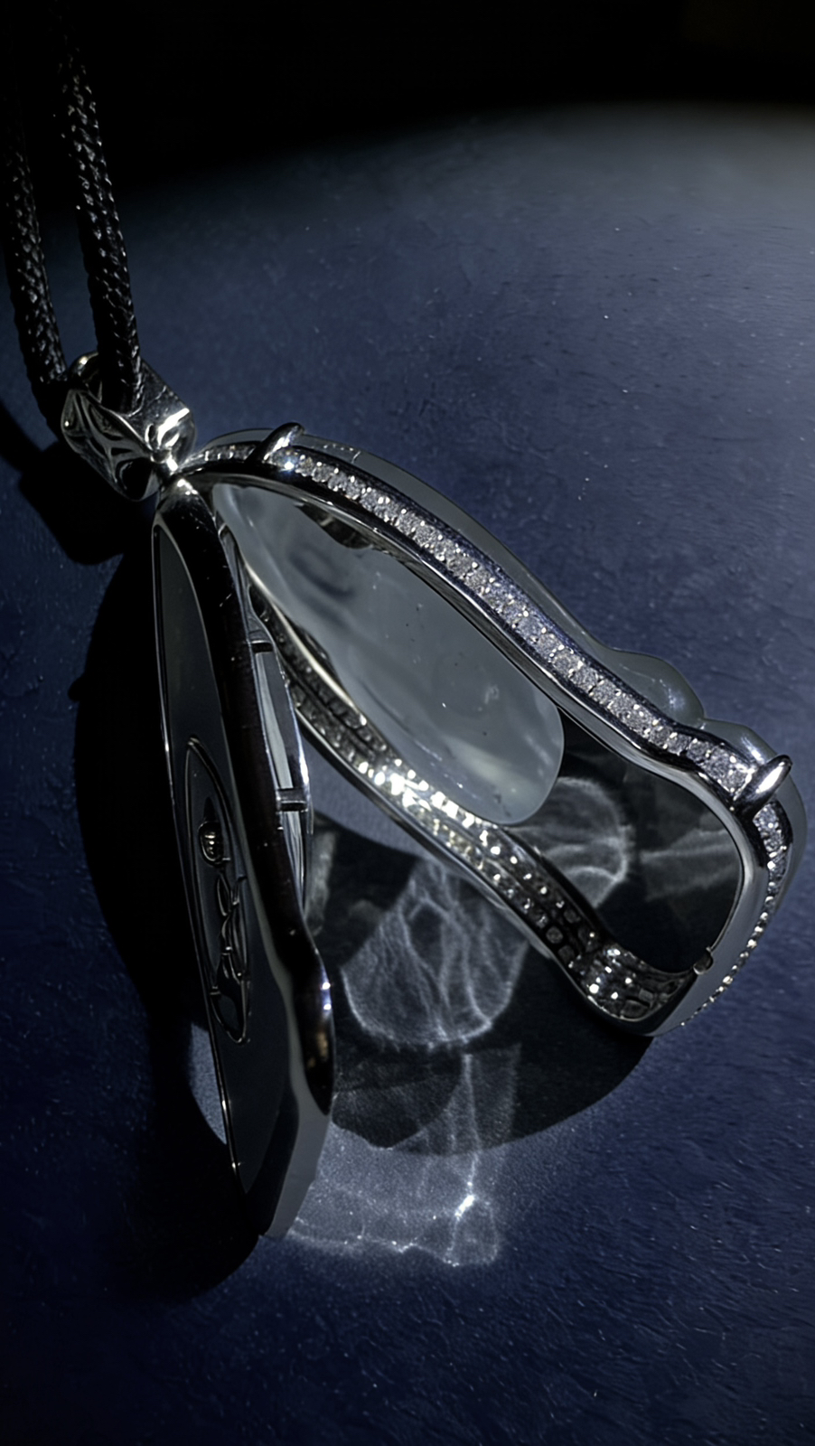 【凝心净世】，观自在菩萨，净瓶观音，
山海玉雕作品，裸石50-27.5-4.5mm，
整体59.5-28-10.5mm，33g，
18K金，南非钻，。