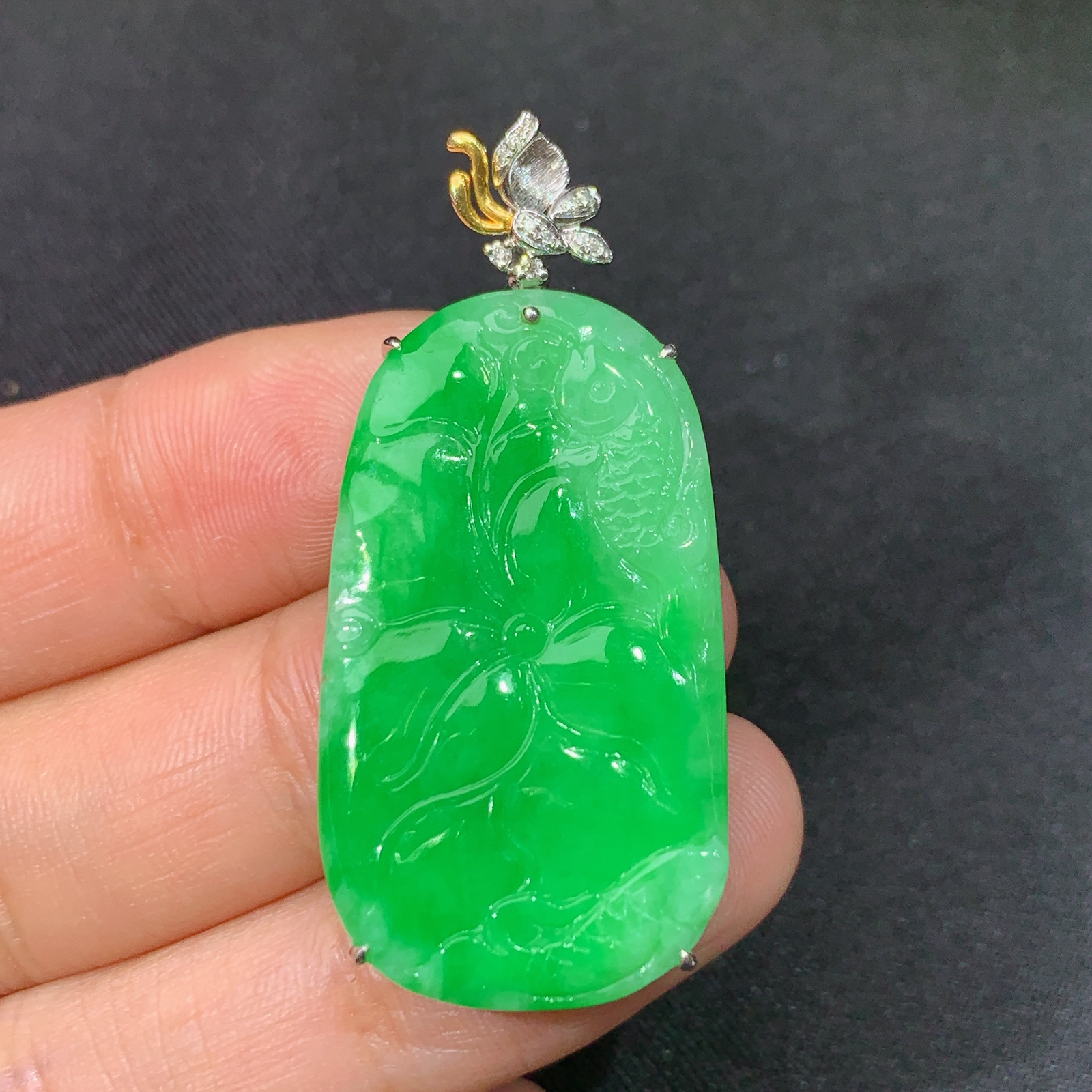 阳绿荷叶鱼吊坠，18k金镶嵌，冰润色阳，玉质细腻，种水足 尺寸43.7*20*4.6