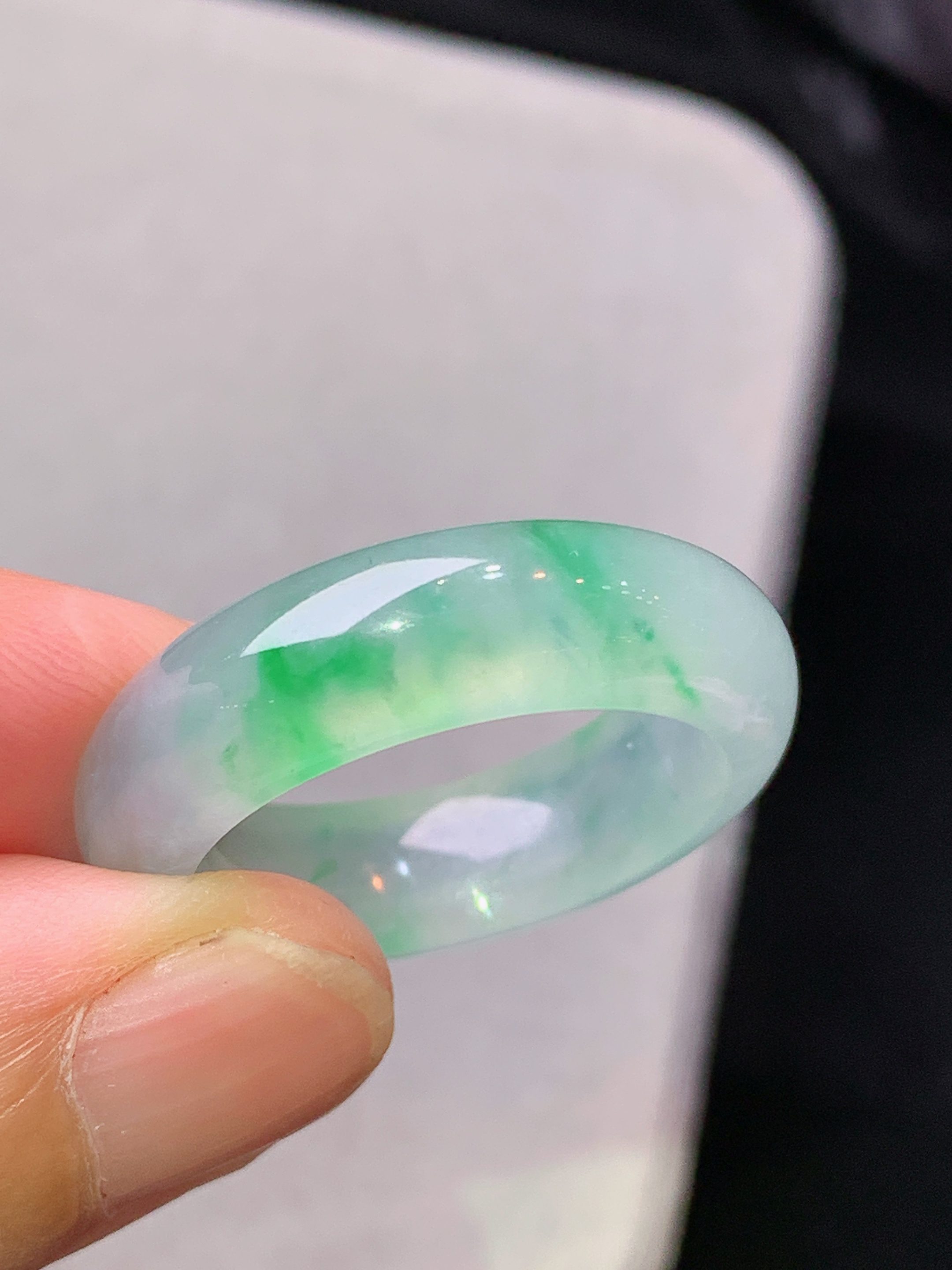 飘绿指环 玉质细腻 色泽艳丽清新 水润亮眼 圈口18 整体尺寸27.2*6.8*4.5 j3