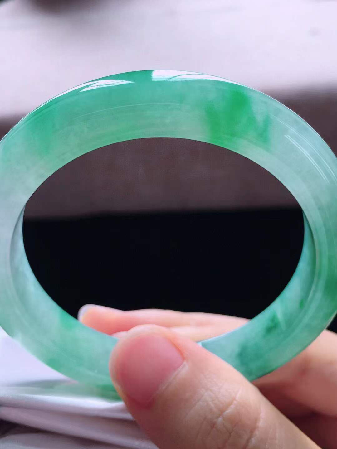 【翡翠名称】老坑种冰飘绿52.6正圈口手镯
【翡翠尺寸】52.6*10.6*8.3mm适合51.6-54正圈口佩戴
【翡翠描述】宝贝种老水足，玉质细腻，色泽靓丽，性价比高，佩戴效果好！
【其它赠送】权威证书/精美挂绳盒子/支持全国复检